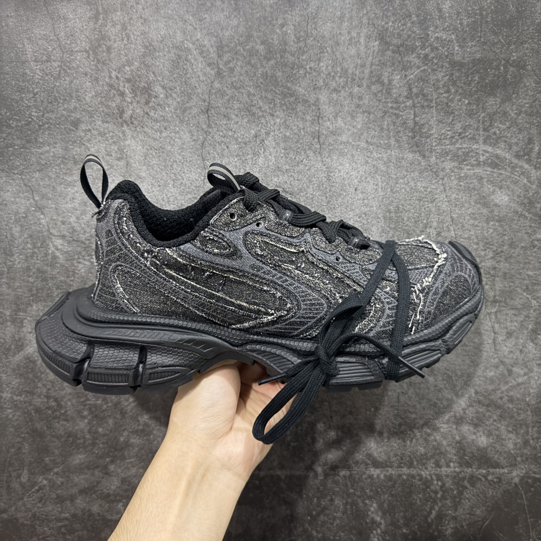 【VG零售版】BALENCIAGA 3XL Sneakers 巴黎世家十代网布系带低帮走秀复古老爹鞋 牛仔黑色 全套原纸板楦头开发 最原汁原味的灵魂版型 全鞋荧光划线卡点 胶水把控整洁度追求极致完美 每一双都是工艺品 多重QC质检 超越公司货的品控标准 实实在在的免检产品 原盒原配 正确字体电绣 粗细、位置、大小正确 侧边TPU 透气孔匹配意产原版 正确分离大底 TPU软底 原版一致大底LOGO 立体感十足 原厂皮料水洗做旧 采购原厂网纱 不含皮革 网布材料和聚氨酯 磨损效果 鞋头边缘和后帮 Balenciaga 徽标 鞋面和后跟凸印尺码 鞋舌 3XL 橡胶品牌标识和反光细节 鞋帮拉袢和鞋舌拉祥 配反光细节 备用鞋带在鞋履前侧 可在穿着前取下 便于不同造型搭配 正常尺码 尺码:35 36 37 38 39 40 41 42 43 44 45 46-选品中心