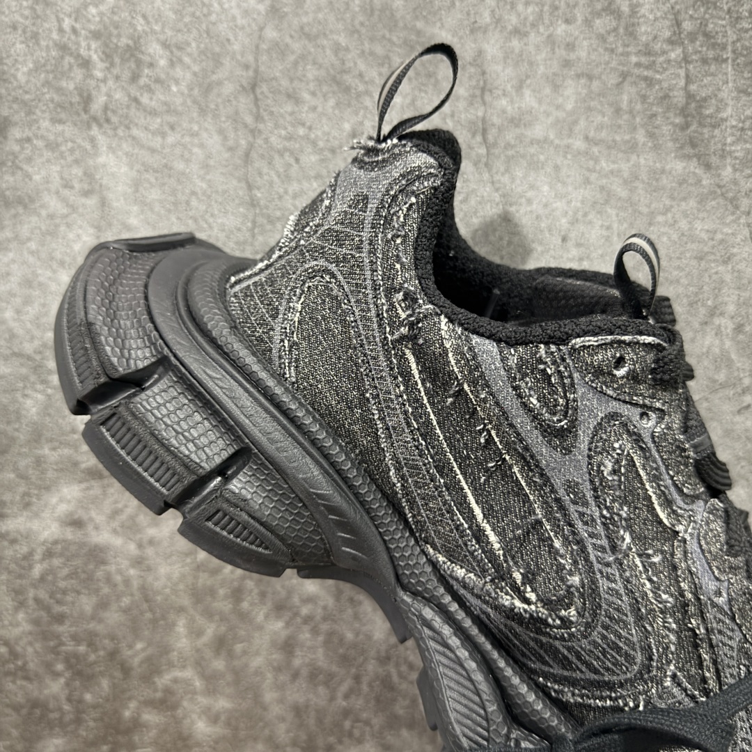 图片[7]-【VG零售版】BALENCIAGA 3XL Sneakers 巴黎世家十代网布系带低帮走秀复古老爹鞋 牛仔黑色 全套原纸板楦头开发 最原汁原味的灵魂版型 全鞋荧光划线卡点 胶水把控整洁度追求极致完美 每一双都是工艺品 多重QC质检 超越公司货的品控标准 实实在在的免检产品 原盒原配 正确字体电绣 粗细、位置、大小正确 侧边TPU 透气孔匹配意产原版 正确分离大底 TPU软底 原版一致大底LOGO 立体感十足 原厂皮料水洗做旧 采购原厂网纱 不含皮革 网布材料和聚氨酯 磨损效果 鞋头边缘和后帮 Balenciaga 徽标 鞋面和后跟凸印尺码 鞋舌 3XL 橡胶品牌标识和反光细节 鞋帮拉袢和鞋舌拉祥 配反光细节 备用鞋带在鞋履前侧 可在穿着前取下 便于不同造型搭配 正常尺码 尺码：35 36 37 38 39 40 41 42 43 44 45 46-选品中心