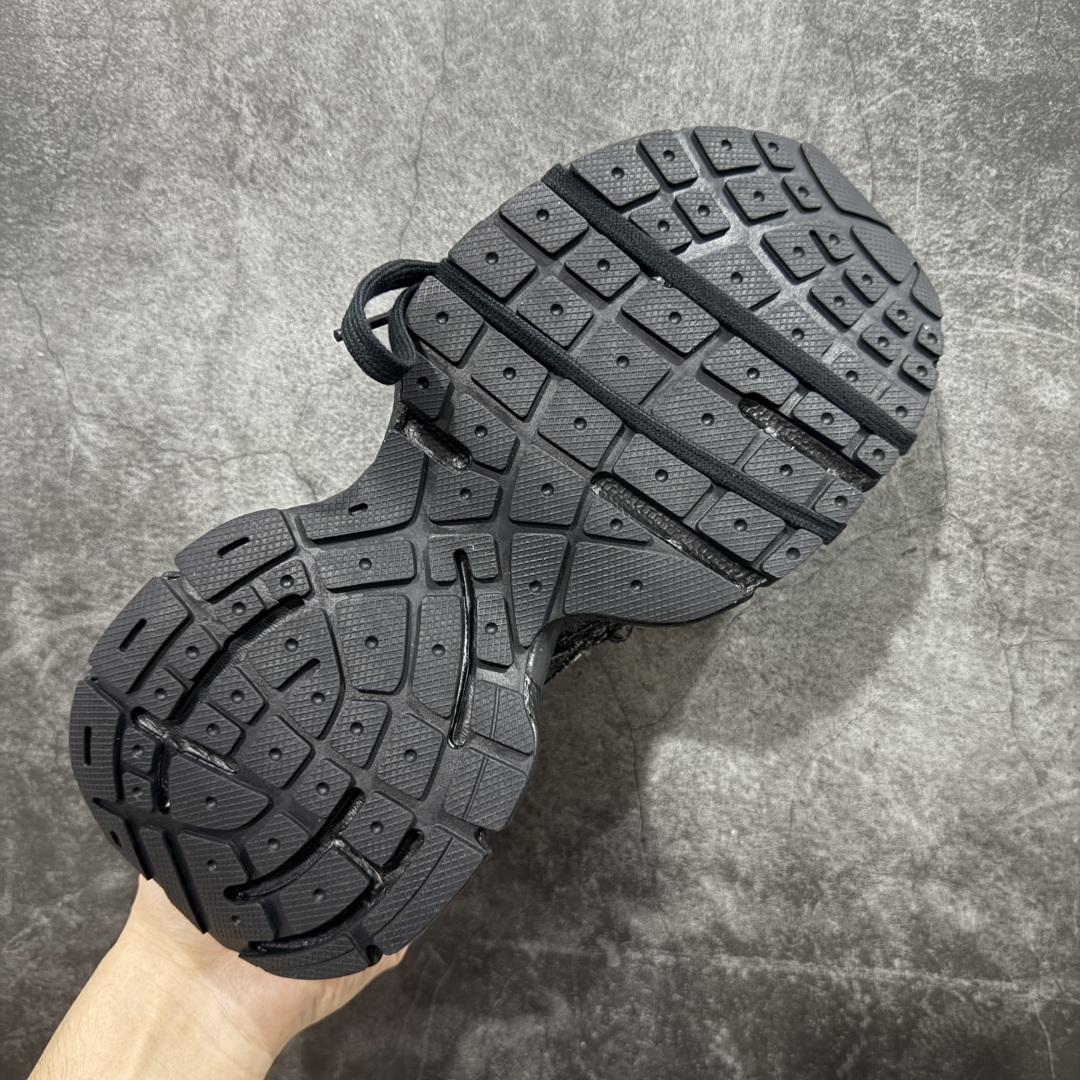 图片[9]-【VG零售版】BALENCIAGA 3XL Sneakers 巴黎世家十代网布系带低帮走秀复古老爹鞋 牛仔黑色 全套原纸板楦头开发 最原汁原味的灵魂版型 全鞋荧光划线卡点 胶水把控整洁度追求极致完美 每一双都是工艺品 多重QC质检 超越公司货的品控标准 实实在在的免检产品 原盒原配 正确字体电绣 粗细、位置、大小正确 侧边TPU 透气孔匹配意产原版 正确分离大底 TPU软底 原版一致大底LOGO 立体感十足 原厂皮料水洗做旧 采购原厂网纱 不含皮革 网布材料和聚氨酯 磨损效果 鞋头边缘和后帮 Balenciaga 徽标 鞋面和后跟凸印尺码 鞋舌 3XL 橡胶品牌标识和反光细节 鞋帮拉袢和鞋舌拉祥 配反光细节 备用鞋带在鞋履前侧 可在穿着前取下 便于不同造型搭配 正常尺码 尺码：35 36 37 38 39 40 41 42 43 44 45 46-选品中心