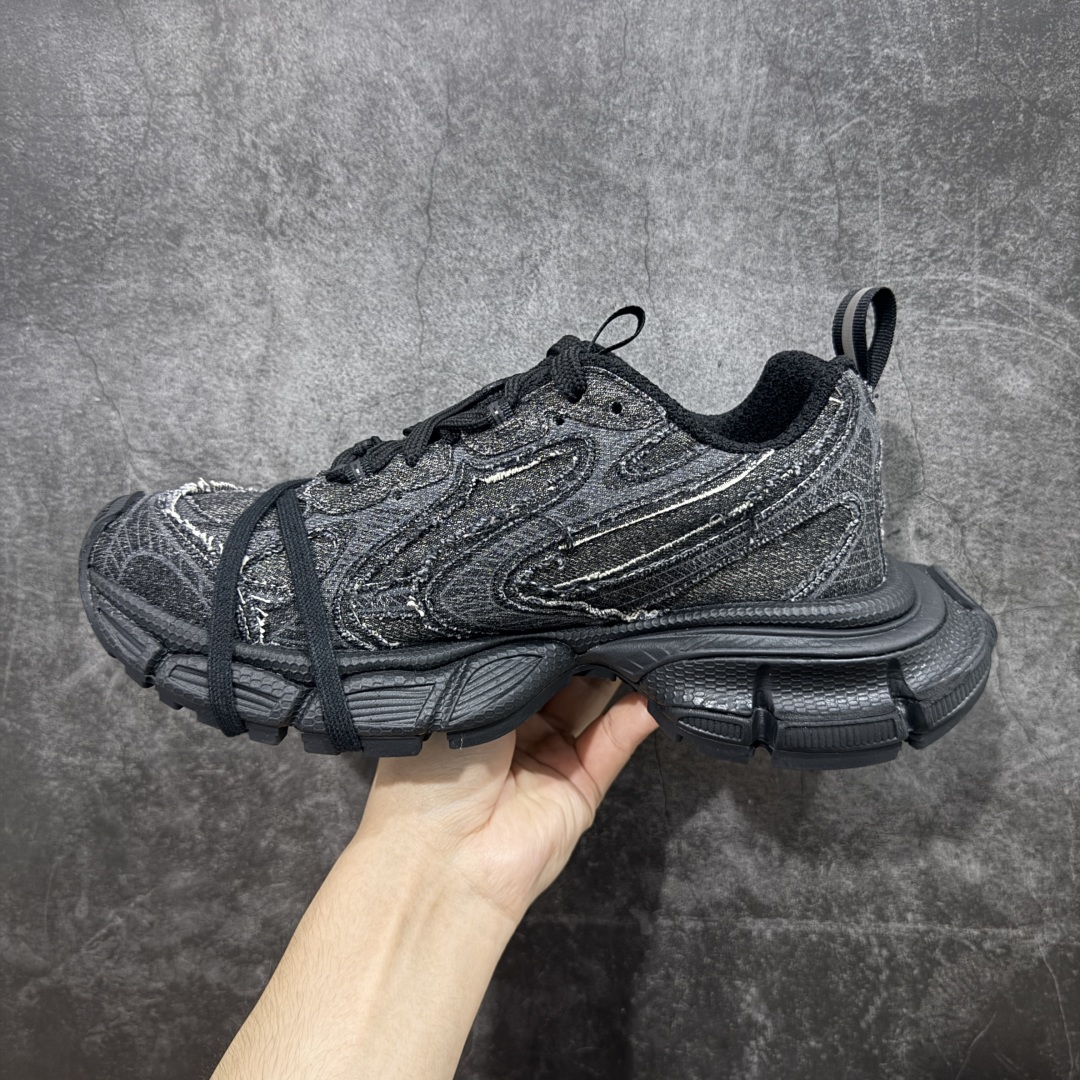 图片[2]-【VG零售版】BALENCIAGA 3XL Sneakers 巴黎世家十代网布系带低帮走秀复古老爹鞋 牛仔黑色 全套原纸板楦头开发 最原汁原味的灵魂版型 全鞋荧光划线卡点 胶水把控整洁度追求极致完美 每一双都是工艺品 多重QC质检 超越公司货的品控标准 实实在在的免检产品 原盒原配 正确字体电绣 粗细、位置、大小正确 侧边TPU 透气孔匹配意产原版 正确分离大底 TPU软底 原版一致大底LOGO 立体感十足 原厂皮料水洗做旧 采购原厂网纱 不含皮革 网布材料和聚氨酯 磨损效果 鞋头边缘和后帮 Balenciaga 徽标 鞋面和后跟凸印尺码 鞋舌 3XL 橡胶品牌标识和反光细节 鞋帮拉袢和鞋舌拉祥 配反光细节 备用鞋带在鞋履前侧 可在穿着前取下 便于不同造型搭配 正常尺码 尺码：35 36 37 38 39 40 41 42 43 44 45 46-选品中心