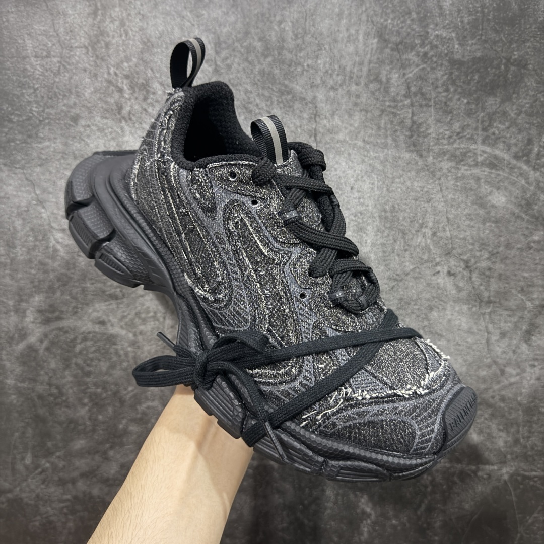 图片[3]-【VG零售版】BALENCIAGA 3XL Sneakers 巴黎世家十代网布系带低帮走秀复古老爹鞋 牛仔黑色 全套原纸板楦头开发 最原汁原味的灵魂版型 全鞋荧光划线卡点 胶水把控整洁度追求极致完美 每一双都是工艺品 多重QC质检 超越公司货的品控标准 实实在在的免检产品 原盒原配 正确字体电绣 粗细、位置、大小正确 侧边TPU 透气孔匹配意产原版 正确分离大底 TPU软底 原版一致大底LOGO 立体感十足 原厂皮料水洗做旧 采购原厂网纱 不含皮革 网布材料和聚氨酯 磨损效果 鞋头边缘和后帮 Balenciaga 徽标 鞋面和后跟凸印尺码 鞋舌 3XL 橡胶品牌标识和反光细节 鞋帮拉袢和鞋舌拉祥 配反光细节 备用鞋带在鞋履前侧 可在穿着前取下 便于不同造型搭配 正常尺码 尺码：35 36 37 38 39 40 41 42 43 44 45 46-选品中心