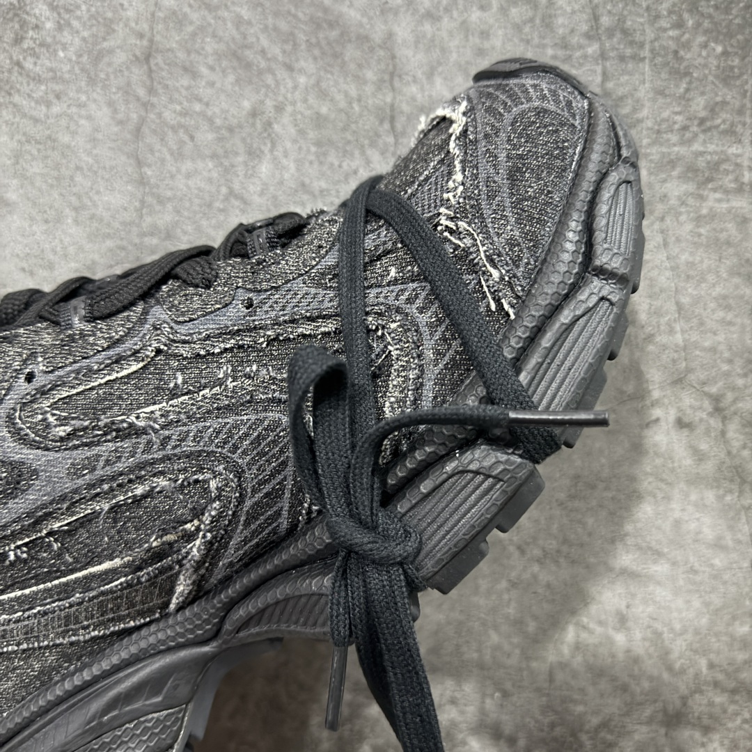 图片[6]-【VG零售版】BALENCIAGA 3XL Sneakers 巴黎世家十代网布系带低帮走秀复古老爹鞋 牛仔黑色 全套原纸板楦头开发 最原汁原味的灵魂版型 全鞋荧光划线卡点 胶水把控整洁度追求极致完美 每一双都是工艺品 多重QC质检 超越公司货的品控标准 实实在在的免检产品 原盒原配 正确字体电绣 粗细、位置、大小正确 侧边TPU 透气孔匹配意产原版 正确分离大底 TPU软底 原版一致大底LOGO 立体感十足 原厂皮料水洗做旧 采购原厂网纱 不含皮革 网布材料和聚氨酯 磨损效果 鞋头边缘和后帮 Balenciaga 徽标 鞋面和后跟凸印尺码 鞋舌 3XL 橡胶品牌标识和反光细节 鞋帮拉袢和鞋舌拉祥 配反光细节 备用鞋带在鞋履前侧 可在穿着前取下 便于不同造型搭配 正常尺码 尺码：35 36 37 38 39 40 41 42 43 44 45 46-选品中心