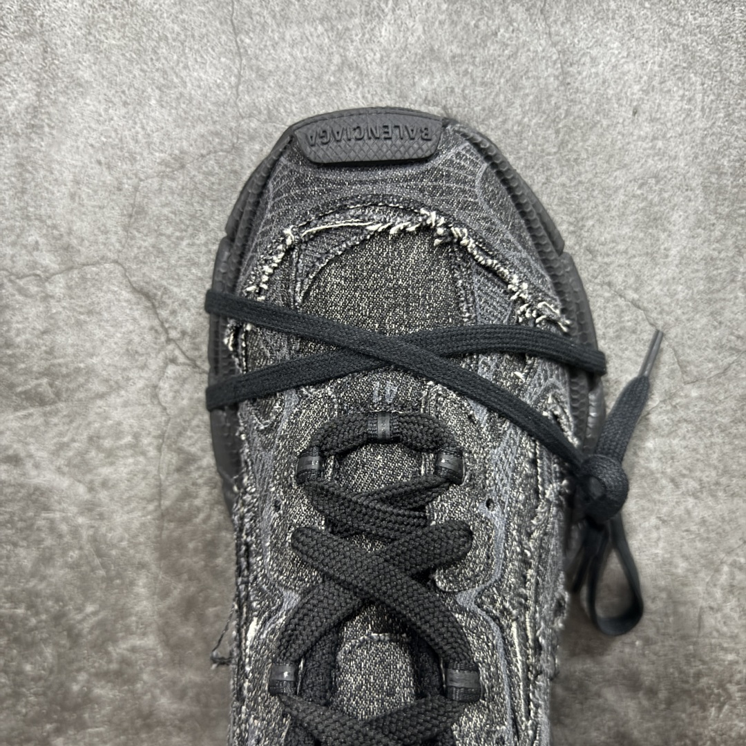 图片[5]-【VG零售版】BALENCIAGA 3XL Sneakers 巴黎世家十代网布系带低帮走秀复古老爹鞋 牛仔黑色 全套原纸板楦头开发 最原汁原味的灵魂版型 全鞋荧光划线卡点 胶水把控整洁度追求极致完美 每一双都是工艺品 多重QC质检 超越公司货的品控标准 实实在在的免检产品 原盒原配 正确字体电绣 粗细、位置、大小正确 侧边TPU 透气孔匹配意产原版 正确分离大底 TPU软底 原版一致大底LOGO 立体感十足 原厂皮料水洗做旧 采购原厂网纱 不含皮革 网布材料和聚氨酯 磨损效果 鞋头边缘和后帮 Balenciaga 徽标 鞋面和后跟凸印尺码 鞋舌 3XL 橡胶品牌标识和反光细节 鞋帮拉袢和鞋舌拉祥 配反光细节 备用鞋带在鞋履前侧 可在穿着前取下 便于不同造型搭配 正常尺码 尺码：35 36 37 38 39 40 41 42 43 44 45 46-选品中心