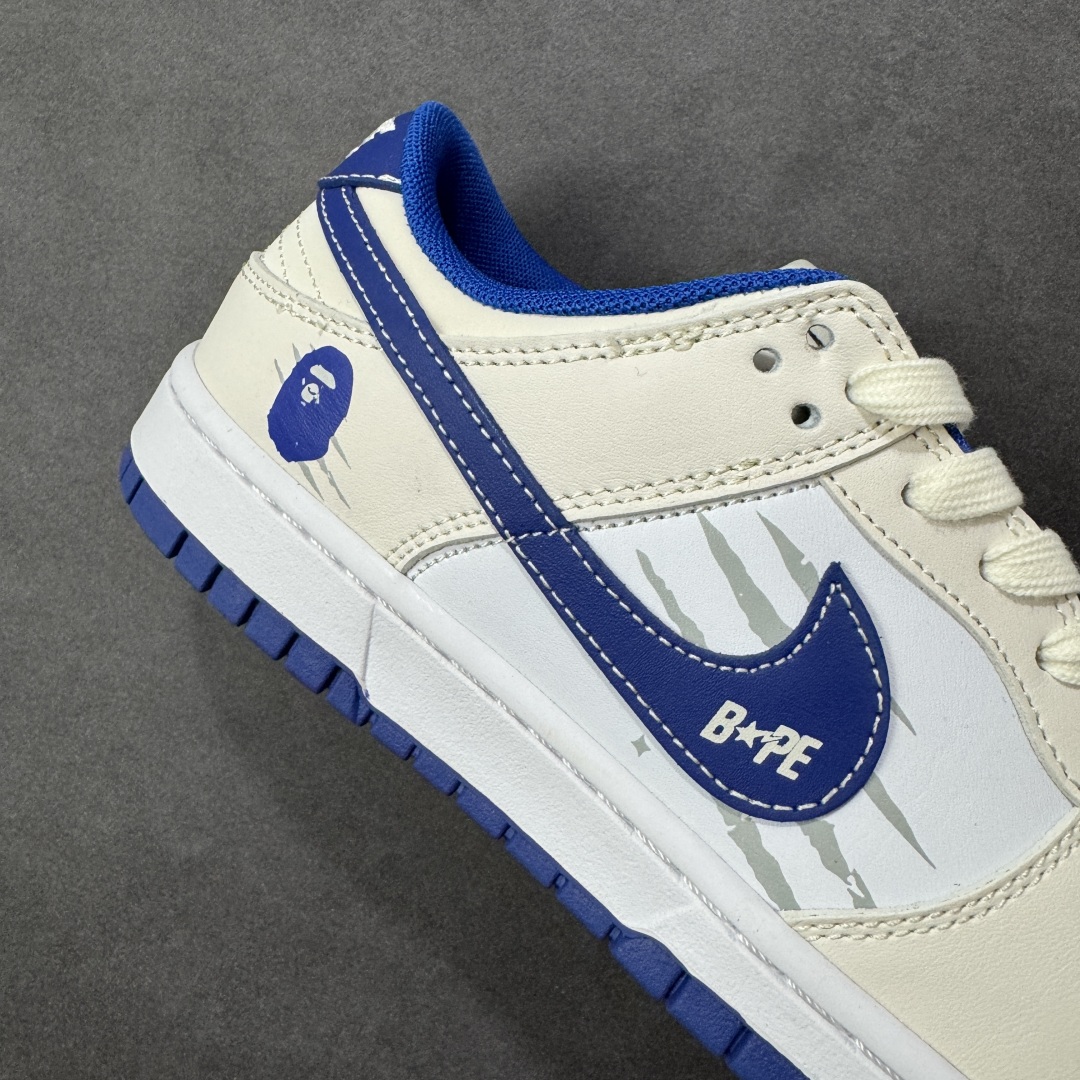 图片[6]-【定制版】Bape x Nike Dunk SB Low Bpae猿人头 x 耐克 SB 低帮 联名米白蓝 鞋身整体以白色皮革打造，搭配米白色皮革框架覆盖层，使鞋款十分百搭，鞋舌绣标上以Bape字样呈现，鞋身两侧的Swoosh Logo采用蓝色点缀，后跟饰片辅以蓝色皮革妆点，鞋舌是网眼布材料，增强了透气性，鞋头处Swoosh Logo白色呈现，后跟印有Bape猿人头LLogo，彰显联名身份；最后以白色中底搭配蓝色橡胶外底完善整体设计收尾。 货号：XF8698-206 尺码：36 36.5 37.5 38 38.5 39 40 40.5 41 42 42.5 43 44 44.5 45 编码：CCB310320-选品中心