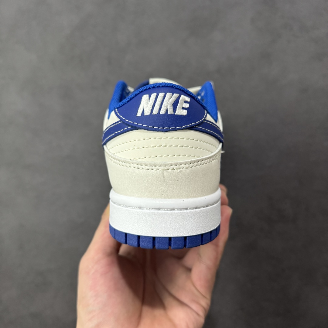 图片[4]-【定制版】Bape x Nike Dunk SB Low Bpae猿人头 x 耐克 SB 低帮 联名米白蓝 鞋身整体以白色皮革打造，搭配米白色皮革框架覆盖层，使鞋款十分百搭，鞋舌绣标上以Bape字样呈现，鞋身两侧的Swoosh Logo采用蓝色点缀，后跟饰片辅以蓝色皮革妆点，鞋舌是网眼布材料，增强了透气性，鞋头处Swoosh Logo白色呈现，后跟印有Bape猿人头LLogo，彰显联名身份；最后以白色中底搭配蓝色橡胶外底完善整体设计收尾。 货号：XF8698-206 尺码：36 36.5 37.5 38 38.5 39 40 40.5 41 42 42.5 43 44 44.5 45 编码：CCB310320-选品中心