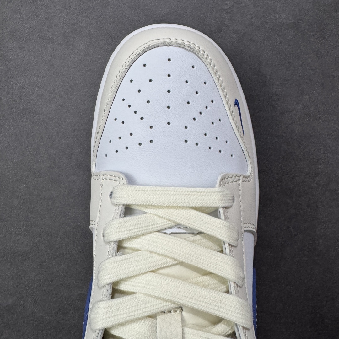 图片[8]-【定制版】Bape x Nike Dunk SB Low Bpae猿人头 x 耐克 SB 低帮 联名米白蓝 鞋身整体以白色皮革打造，搭配米白色皮革框架覆盖层，使鞋款十分百搭，鞋舌绣标上以Bape字样呈现，鞋身两侧的Swoosh Logo采用蓝色点缀，后跟饰片辅以蓝色皮革妆点，鞋舌是网眼布材料，增强了透气性，鞋头处Swoosh Logo白色呈现，后跟印有Bape猿人头LLogo，彰显联名身份；最后以白色中底搭配蓝色橡胶外底完善整体设计收尾。 货号：XF8698-206 尺码：36 36.5 37.5 38 38.5 39 40 40.5 41 42 42.5 43 44 44.5 45 编码：CCB310320-选品中心