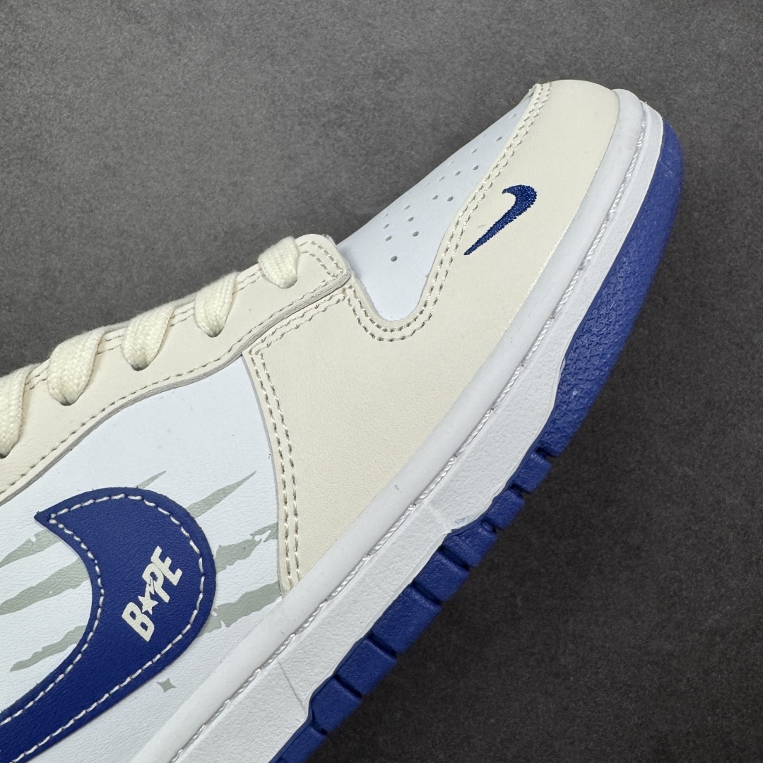 图片[5]-【定制版】Bape x Nike Dunk SB Low Bpae猿人头 x 耐克 SB 低帮 联名米白蓝 鞋身整体以白色皮革打造，搭配米白色皮革框架覆盖层，使鞋款十分百搭，鞋舌绣标上以Bape字样呈现，鞋身两侧的Swoosh Logo采用蓝色点缀，后跟饰片辅以蓝色皮革妆点，鞋舌是网眼布材料，增强了透气性，鞋头处Swoosh Logo白色呈现，后跟印有Bape猿人头LLogo，彰显联名身份；最后以白色中底搭配蓝色橡胶外底完善整体设计收尾。 货号：XF8698-206 尺码：36 36.5 37.5 38 38.5 39 40 40.5 41 42 42.5 43 44 44.5 45 编码：CCB310320-选品中心