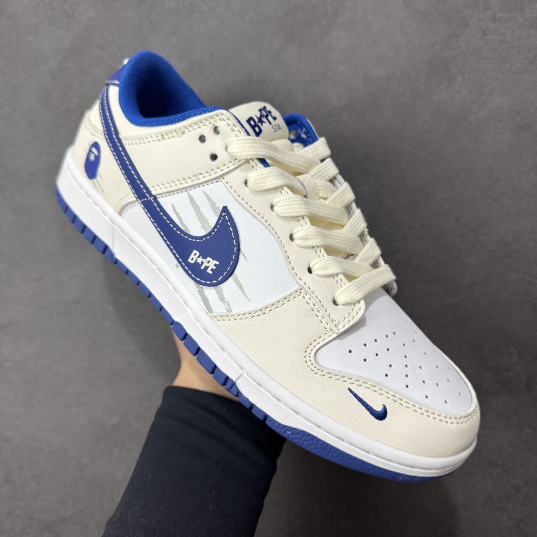 图片[3]-【定制版】Bape x Nike Dunk SB Low Bpae猿人头 x 耐克 SB 低帮 联名米白蓝 鞋身整体以白色皮革打造，搭配米白色皮革框架覆盖层，使鞋款十分百搭，鞋舌绣标上以Bape字样呈现，鞋身两侧的Swoosh Logo采用蓝色点缀，后跟饰片辅以蓝色皮革妆点，鞋舌是网眼布材料，增强了透气性，鞋头处Swoosh Logo白色呈现，后跟印有Bape猿人头LLogo，彰显联名身份；最后以白色中底搭配蓝色橡胶外底完善整体设计收尾。 货号：XF8698-206 尺码：36 36.5 37.5 38 38.5 39 40 40.5 41 42 42.5 43 44 44.5 45 编码：CCB310320-选品中心