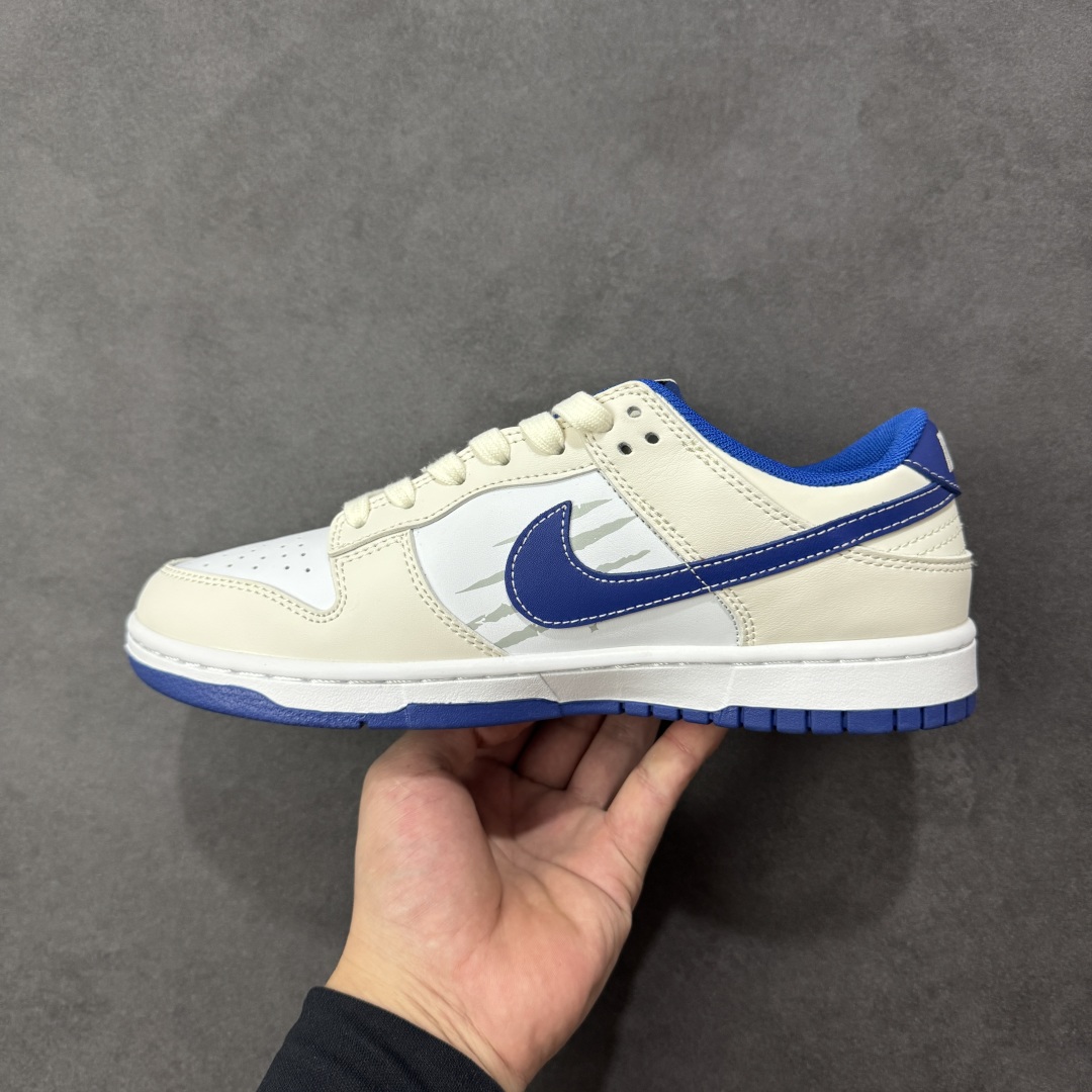 图片[2]-【定制版】Bape x Nike Dunk SB Low Bpae猿人头 x 耐克 SB 低帮 联名米白蓝 鞋身整体以白色皮革打造，搭配米白色皮革框架覆盖层，使鞋款十分百搭，鞋舌绣标上以Bape字样呈现，鞋身两侧的Swoosh Logo采用蓝色点缀，后跟饰片辅以蓝色皮革妆点，鞋舌是网眼布材料，增强了透气性，鞋头处Swoosh Logo白色呈现，后跟印有Bape猿人头LLogo，彰显联名身份；最后以白色中底搭配蓝色橡胶外底完善整体设计收尾。 货号：XF8698-206 尺码：36 36.5 37.5 38 38.5 39 40 40.5 41 42 42.5 43 44 44.5 45 编码：CCB310320-选品中心