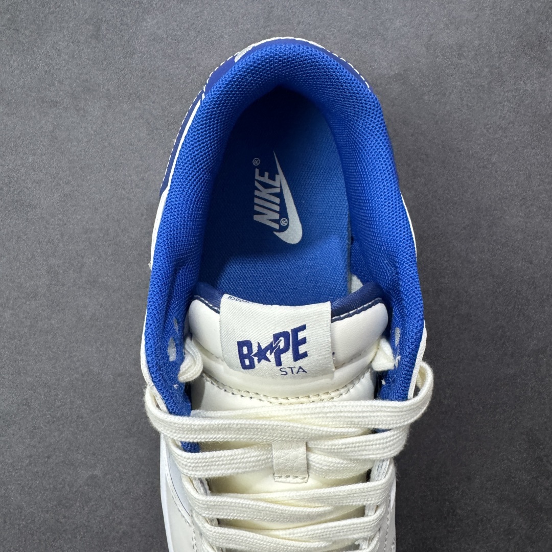 图片[7]-【定制版】Bape x Nike Dunk SB Low Bpae猿人头 x 耐克 SB 低帮 联名米白蓝 鞋身整体以白色皮革打造，搭配米白色皮革框架覆盖层，使鞋款十分百搭，鞋舌绣标上以Bape字样呈现，鞋身两侧的Swoosh Logo采用蓝色点缀，后跟饰片辅以蓝色皮革妆点，鞋舌是网眼布材料，增强了透气性，鞋头处Swoosh Logo白色呈现，后跟印有Bape猿人头LLogo，彰显联名身份；最后以白色中底搭配蓝色橡胶外底完善整体设计收尾。 货号：XF8698-206 尺码：36 36.5 37.5 38 38.5 39 40 40.5 41 42 42.5 43 44 44.5 45 编码：CCB310320-选品中心