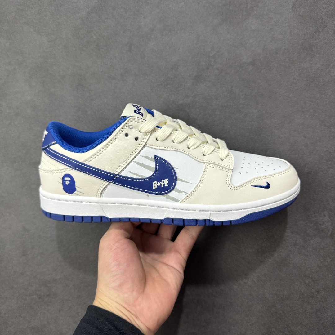 【定制版】Bape x Nike Dunk SB Low Bpae猿人头 x 耐克 SB 低帮 联名米白蓝 鞋身整体以白色皮革打造,搭配米白色皮革框架覆盖层,使鞋款十分百搭,鞋舌绣标上以Bape字样呈现,鞋身两侧的Swoosh Logo采用蓝色点缀,后跟饰片辅以蓝色皮革妆点,鞋舌是网眼布材料,增强了透气性,鞋头处Swoosh Logo白色呈现,后跟印有Bape猿人头LLogo,彰显联名身份;最后以白色中底搭配蓝色橡胶外底完善整体设计收尾。 货号:XF8698-206 尺码:36 36.5 37.5 38 38.5 39 40 40.5 41 42 42.5 43 44 44.5 45 编码:CCB310320-选品中心