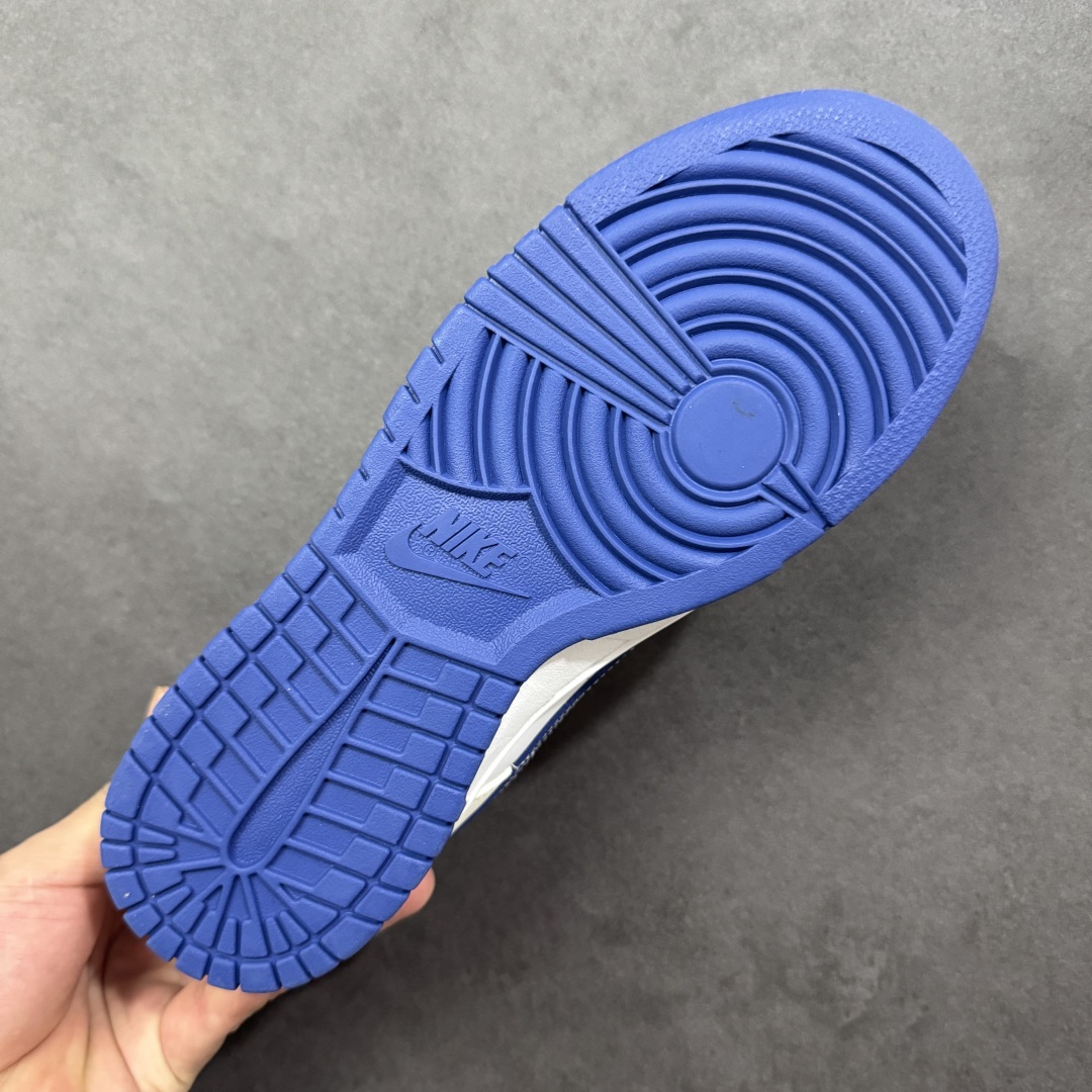 图片[9]-【定制版】Bape x Nike Dunk SB Low Bpae猿人头 x 耐克 SB 低帮 联名米白蓝 鞋身整体以白色皮革打造，搭配米白色皮革框架覆盖层，使鞋款十分百搭，鞋舌绣标上以Bape字样呈现，鞋身两侧的Swoosh Logo采用蓝色点缀，后跟饰片辅以蓝色皮革妆点，鞋舌是网眼布材料，增强了透气性，鞋头处Swoosh Logo白色呈现，后跟印有Bape猿人头LLogo，彰显联名身份；最后以白色中底搭配蓝色橡胶外底完善整体设计收尾。 货号：XF8698-206 尺码：36 36.5 37.5 38 38.5 39 40 40.5 41 42 42.5 43 44 44.5 45 编码：CCB310320-选品中心