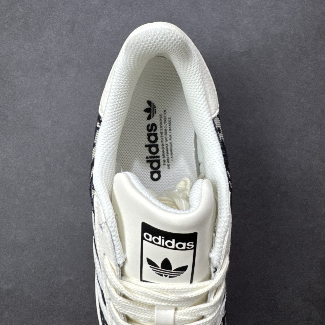 图片[7]-【定制版】Dior x Adidas Original Superstar 迪奥 x 阿迪达斯 低帮联名黑白色 贝壳头防滑耐磨轻便板鞋 鞋身整体采用黑色帆布打造，搭配经典米白贝壳头，鞋身两侧经典锯齿三条杠Logo采用白色3M反光材质点缀，侧身Christian Dior字样辅以白色压印妆点，鞋舌上以黑色Adidas字样及三叶草Logo呈现，瞬间提升鞋子的时尚程度，后跟装饰片以白色制作并带有黑色Adidas字样及三叶草LLogo，后跟印有Dior字样，彰显联名身份；最后以米白色中底搭配同色橡胶外底完善整体设计收尾。 货号：JY8912 尺码：36-45半 编码：HXSB290300-选品中心
