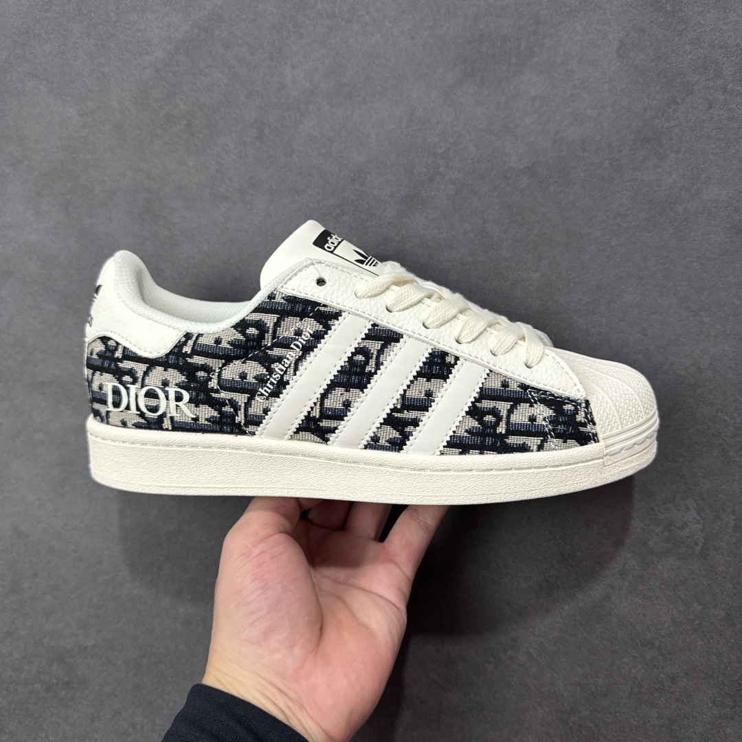 【定制版】Dior x Adidas Original Superstar 迪奥 x 阿迪达斯 低帮联名黑白色 贝壳头防滑耐磨轻便板鞋 鞋身整体采用黑色帆布打造,搭配经典米白贝壳头,鞋身两侧经典锯齿三条杠Logo采用白色3M反光材质点缀,侧身Christian Dior字样辅以白色压印妆点,鞋舌上以黑色Adidas字样及三叶草Logo呈现,瞬间提升鞋子的时尚程度,后跟装饰片以白色制作并带有黑色Adidas字样及三叶草LLogo,后跟印有Dior字样,彰显联名身份;最后以米白色中底搭配同色橡胶外底完善整体设计收尾。 货号:JY8912 尺码:36-45半 编码:HXSB290300-选品中心