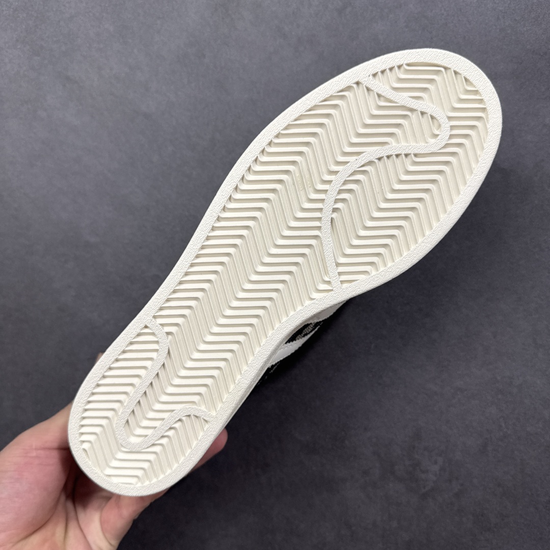 图片[9]-【定制版】Dior x Adidas Original Superstar 迪奥 x 阿迪达斯 低帮联名黑白色 贝壳头防滑耐磨轻便板鞋 鞋身整体采用黑色帆布打造，搭配经典米白贝壳头，鞋身两侧经典锯齿三条杠Logo采用白色3M反光材质点缀，侧身Christian Dior字样辅以白色压印妆点，鞋舌上以黑色Adidas字样及三叶草Logo呈现，瞬间提升鞋子的时尚程度，后跟装饰片以白色制作并带有黑色Adidas字样及三叶草LLogo，后跟印有Dior字样，彰显联名身份；最后以米白色中底搭配同色橡胶外底完善整体设计收尾。 货号：JY8912 尺码：36-45半 编码：HXSB290300-选品中心