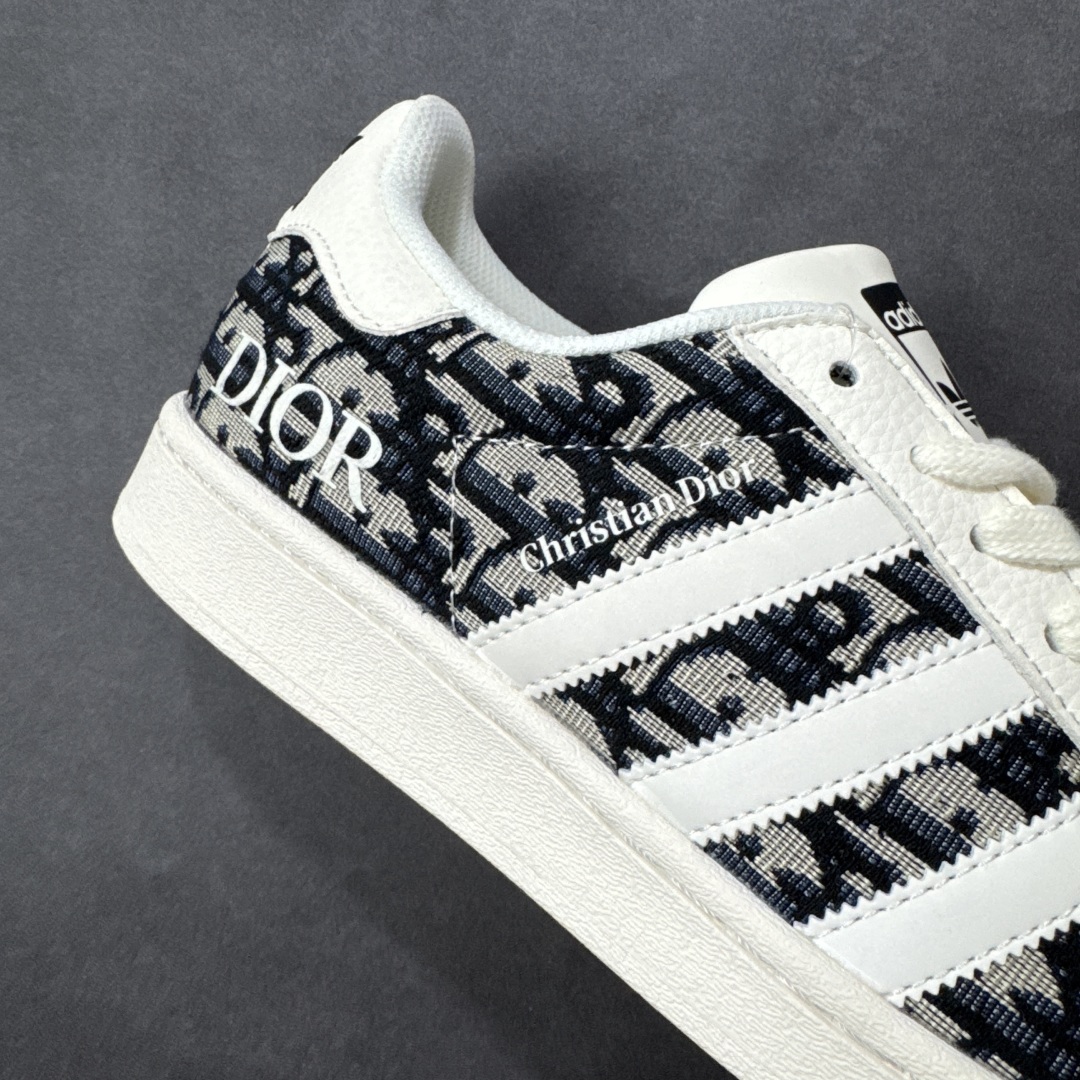 图片[6]-【定制版】Dior x Adidas Original Superstar 迪奥 x 阿迪达斯 低帮联名黑白色 贝壳头防滑耐磨轻便板鞋 鞋身整体采用黑色帆布打造，搭配经典米白贝壳头，鞋身两侧经典锯齿三条杠Logo采用白色3M反光材质点缀，侧身Christian Dior字样辅以白色压印妆点，鞋舌上以黑色Adidas字样及三叶草Logo呈现，瞬间提升鞋子的时尚程度，后跟装饰片以白色制作并带有黑色Adidas字样及三叶草LLogo，后跟印有Dior字样，彰显联名身份；最后以米白色中底搭配同色橡胶外底完善整体设计收尾。 货号：JY8912 尺码：36-45半 编码：HXSB290300-选品中心