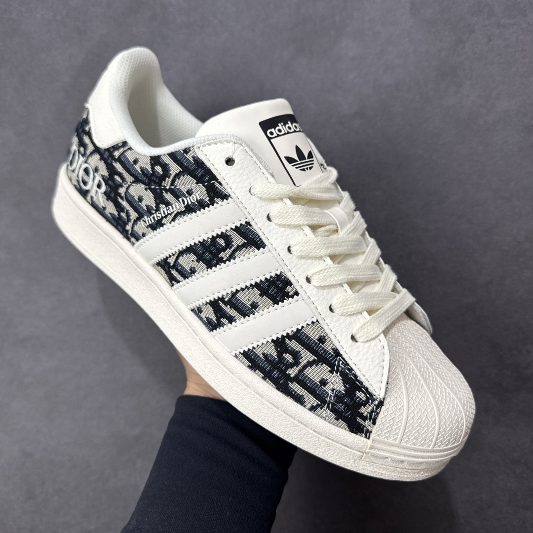 图片[3]-【定制版】Dior x Adidas Original Superstar 迪奥 x 阿迪达斯 低帮联名黑白色 贝壳头防滑耐磨轻便板鞋 鞋身整体采用黑色帆布打造，搭配经典米白贝壳头，鞋身两侧经典锯齿三条杠Logo采用白色3M反光材质点缀，侧身Christian Dior字样辅以白色压印妆点，鞋舌上以黑色Adidas字样及三叶草Logo呈现，瞬间提升鞋子的时尚程度，后跟装饰片以白色制作并带有黑色Adidas字样及三叶草LLogo，后跟印有Dior字样，彰显联名身份；最后以米白色中底搭配同色橡胶外底完善整体设计收尾。 货号：JY8912 尺码：36-45半 编码：HXSB290300-选品中心