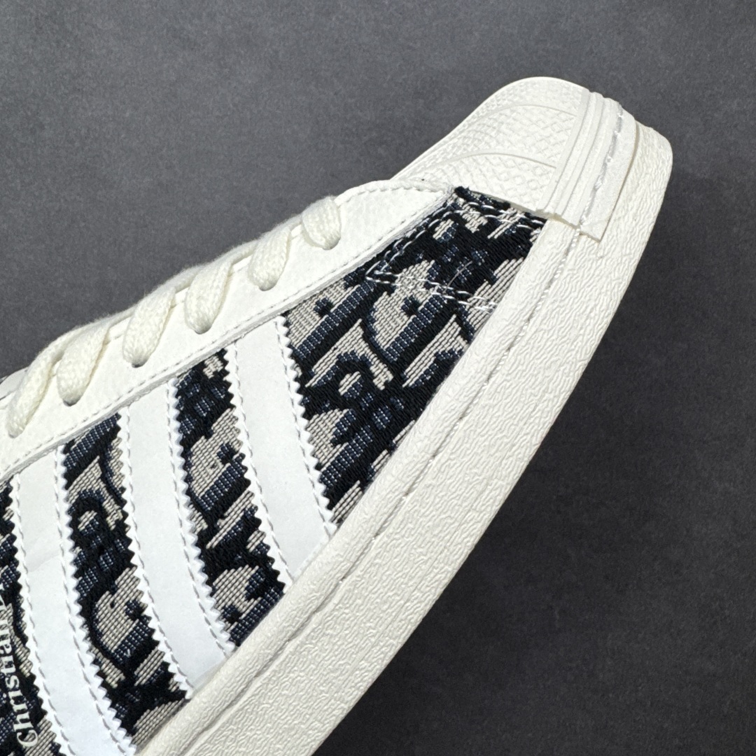 图片[5]-【定制版】Dior x Adidas Original Superstar 迪奥 x 阿迪达斯 低帮联名黑白色 贝壳头防滑耐磨轻便板鞋 鞋身整体采用黑色帆布打造，搭配经典米白贝壳头，鞋身两侧经典锯齿三条杠Logo采用白色3M反光材质点缀，侧身Christian Dior字样辅以白色压印妆点，鞋舌上以黑色Adidas字样及三叶草Logo呈现，瞬间提升鞋子的时尚程度，后跟装饰片以白色制作并带有黑色Adidas字样及三叶草LLogo，后跟印有Dior字样，彰显联名身份；最后以米白色中底搭配同色橡胶外底完善整体设计收尾。 货号：JY8912 尺码：36-45半 编码：HXSB290300-选品中心