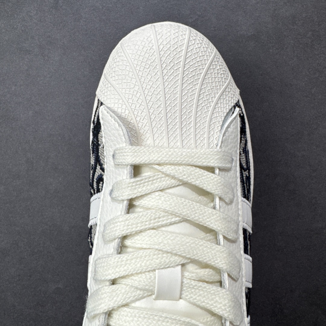 图片[8]-【定制版】Dior x Adidas Original Superstar 迪奥 x 阿迪达斯 低帮联名黑白色 贝壳头防滑耐磨轻便板鞋 鞋身整体采用黑色帆布打造，搭配经典米白贝壳头，鞋身两侧经典锯齿三条杠Logo采用白色3M反光材质点缀，侧身Christian Dior字样辅以白色压印妆点，鞋舌上以黑色Adidas字样及三叶草Logo呈现，瞬间提升鞋子的时尚程度，后跟装饰片以白色制作并带有黑色Adidas字样及三叶草LLogo，后跟印有Dior字样，彰显联名身份；最后以米白色中底搭配同色橡胶外底完善整体设计收尾。 货号：JY8912 尺码：36-45半 编码：HXSB290300-选品中心