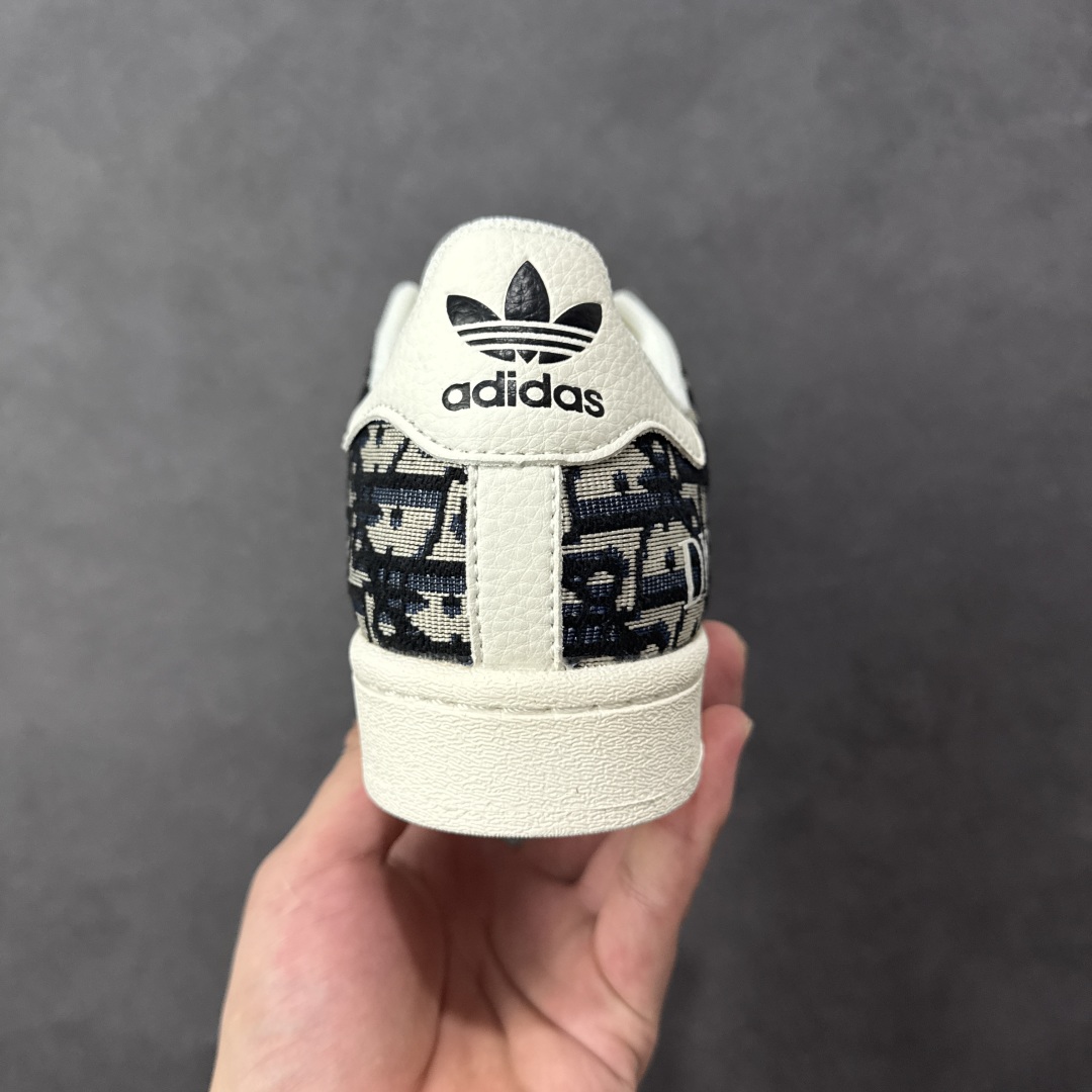 图片[4]-【定制版】Dior x Adidas Original Superstar 迪奥 x 阿迪达斯 低帮联名黑白色 贝壳头防滑耐磨轻便板鞋 鞋身整体采用黑色帆布打造，搭配经典米白贝壳头，鞋身两侧经典锯齿三条杠Logo采用白色3M反光材质点缀，侧身Christian Dior字样辅以白色压印妆点，鞋舌上以黑色Adidas字样及三叶草Logo呈现，瞬间提升鞋子的时尚程度，后跟装饰片以白色制作并带有黑色Adidas字样及三叶草LLogo，后跟印有Dior字样，彰显联名身份；最后以米白色中底搭配同色橡胶外底完善整体设计收尾。 货号：JY8912 尺码：36-45半 编码：HXSB290300-选品中心