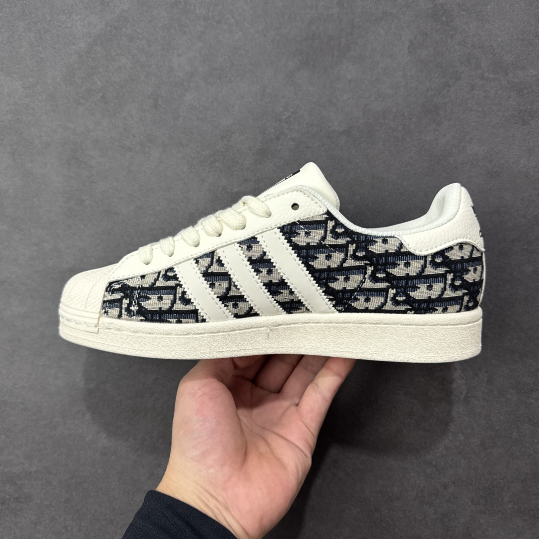 图片[2]-【定制版】Dior x Adidas Original Superstar 迪奥 x 阿迪达斯 低帮联名黑白色 贝壳头防滑耐磨轻便板鞋 鞋身整体采用黑色帆布打造，搭配经典米白贝壳头，鞋身两侧经典锯齿三条杠Logo采用白色3M反光材质点缀，侧身Christian Dior字样辅以白色压印妆点，鞋舌上以黑色Adidas字样及三叶草Logo呈现，瞬间提升鞋子的时尚程度，后跟装饰片以白色制作并带有黑色Adidas字样及三叶草LLogo，后跟印有Dior字样，彰显联名身份；最后以米白色中底搭配同色橡胶外底完善整体设计收尾。 货号：JY8912 尺码：36-45半 编码：HXSB290300-选品中心
