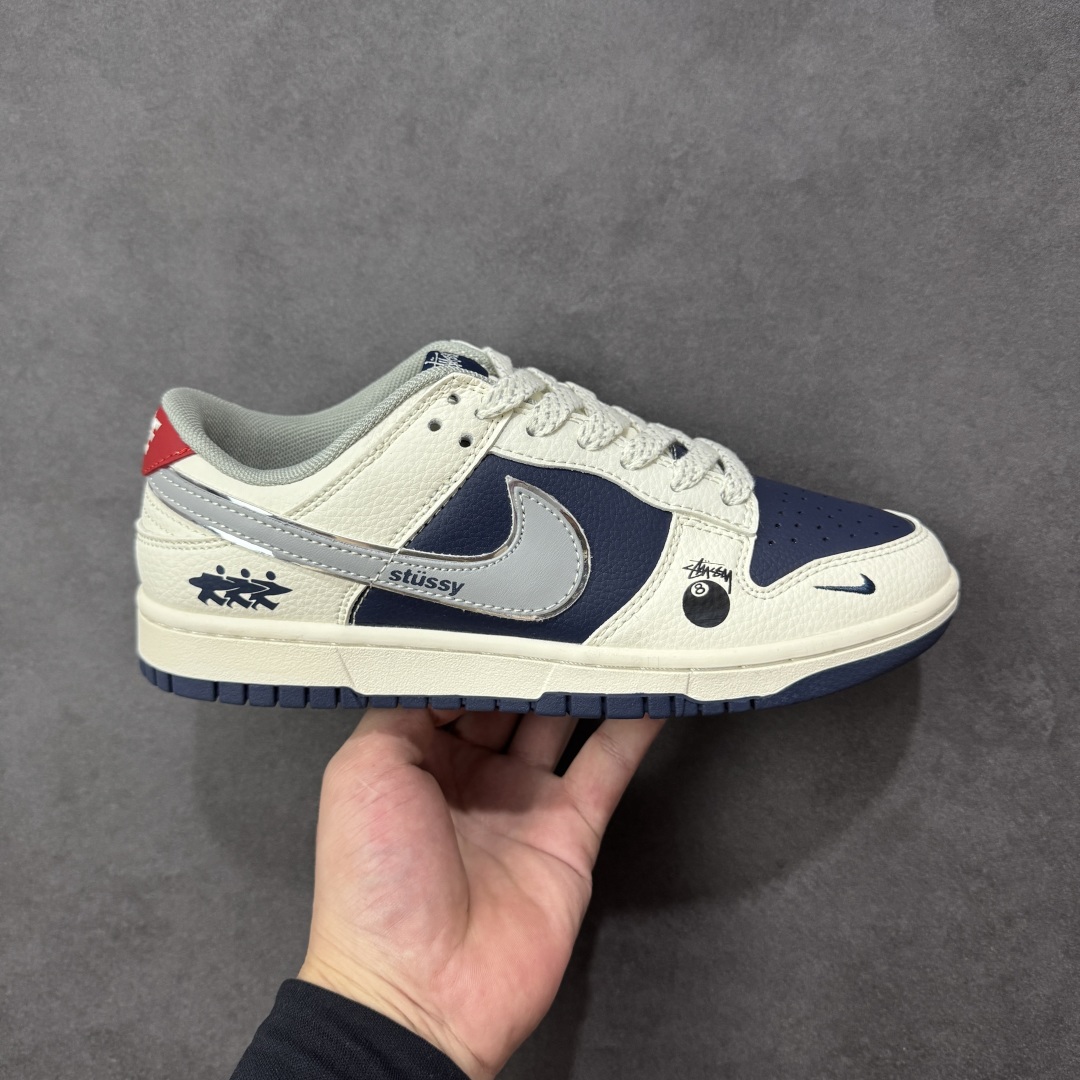 【定制版】Nike SB Dunk Low“斯图西联名——蓝白灰勾” 高端定制 低帮休闲板鞋 定制鞋盒 大厂纯原品质出货 超高清洁度 皮料切割干净无任何毛边 细节完美 货号:SD6868-107 尺码:36 36.5 37.5 38 38.5 39 40 40.5 41 42 42.5 43 44 44.5 45 编码:CCB310320-选品中心