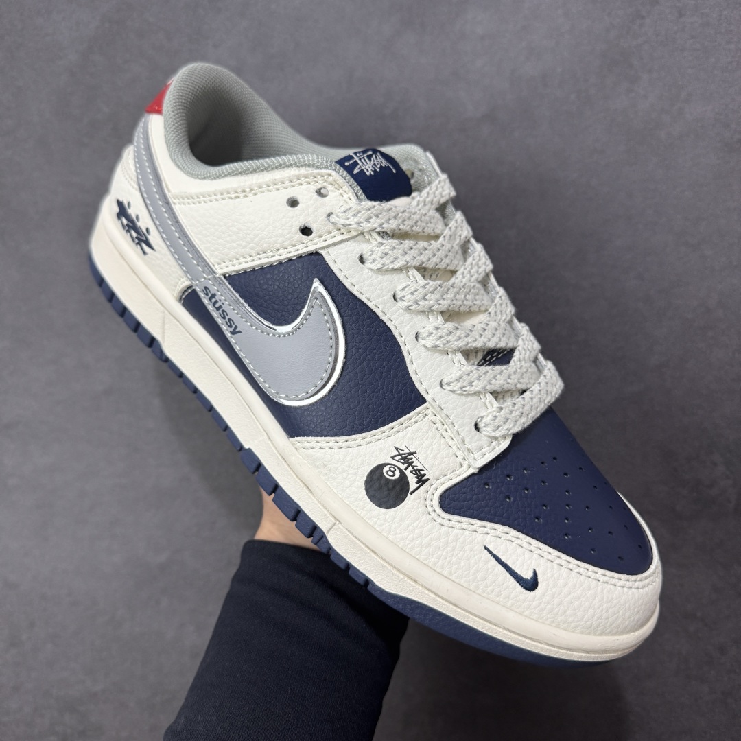 图片[3]-【定制版】Nike SB Dunk Low“斯图西联名——蓝白灰勾” 高端定制 低帮休闲板鞋 定制鞋盒 大厂纯原品质出货 超高清洁度 皮料切割干净无任何毛边 细节完美 货号：SD6868-107 尺码：36 36.5 37.5 38 38.5 39 40 40.5 41 42 42.5 43 44 44.5 45 编码：CCB310320-选品中心