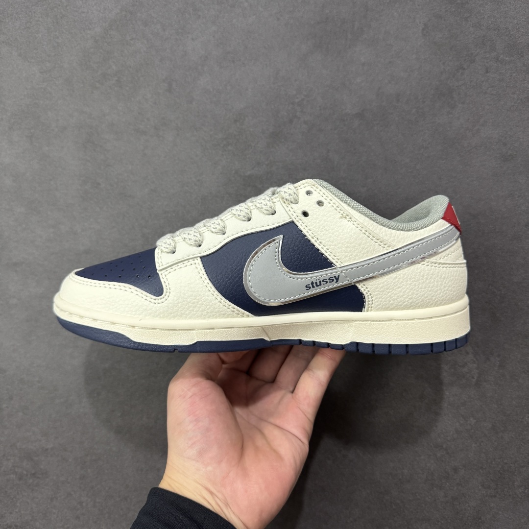 图片[2]-【定制版】Nike SB Dunk Low“斯图西联名——蓝白灰勾” 高端定制 低帮休闲板鞋 定制鞋盒 大厂纯原品质出货 超高清洁度 皮料切割干净无任何毛边 细节完美 货号：SD6868-107 尺码：36 36.5 37.5 38 38.5 39 40 40.5 41 42 42.5 43 44 44.5 45 编码：CCB310320-选品中心