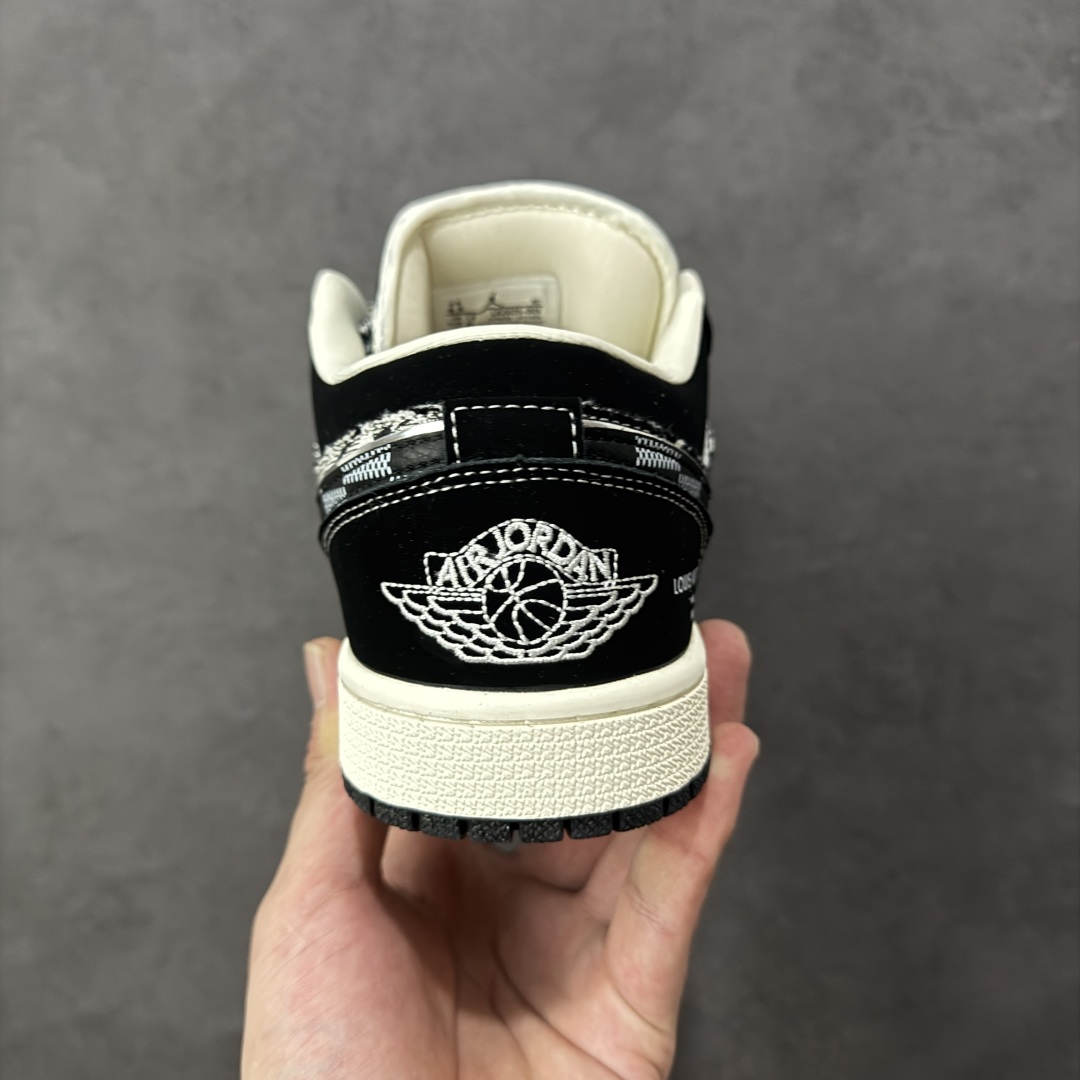 图片[4]-【定制版】Louis Vuitton x Air Jordan 1 Low 路易威登LV x AJ1 低帮 黑白牛仔 AJ1 乔丹1代 aj1 乔1 低邦 黑白牛仔 乔丹篮球鞋系列 鞋身整体以黑白牛仔为底搭配黑色框架覆盖层，鞋身两侧Swoosh Logo采用黑色牛仔点缀，鞋舌上Jumpman Logo辅以白色刺绣呈现，鞋头处LV字样白色妆点，后跟Wings Logo采用白色缝线呈现，后跟印有Louis Vuittonq字样，彰显联名身份；最后以米白色中底搭配黑色橡胶外底完善整体设计收尾。 货号：LR2025-009 尺码：36 36.5 37.5 38 38.5 39 40 40.5 41 42 42.5 43 44 44.5 45 编码：QFB310320-选品中心