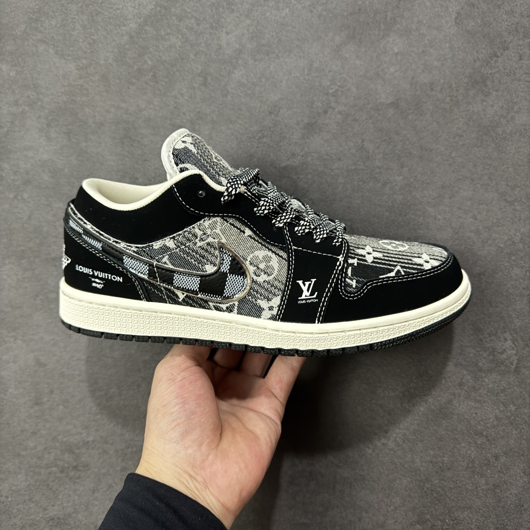 【定制版】Louis Vuitton x Air Jordan 1 Low 路易威登LV x AJ1 低帮 黑白牛仔 AJ1 乔丹1代 aj1 乔1 低邦 黑白牛仔 乔丹篮球鞋系列 鞋身整体以黑白牛仔为底搭配黑色框架覆盖层,鞋身两侧Swoosh Logo采用黑色牛仔点缀,鞋舌上Jumpman Logo辅以白色刺绣呈现,鞋头处LV字样白色妆点,后跟Wings Logo采用白色缝线呈现,后跟印有Louis Vuittonq字样,彰显联名身份;最后以米白色中底搭配黑色橡胶外底完善整体设计收尾。 货号:LR2025-009 尺码:36 36.5 37.5 38 38.5 39 40 40.5 41 42 42.5 43 44 44.5 45 编码:QFB310320-选品中心