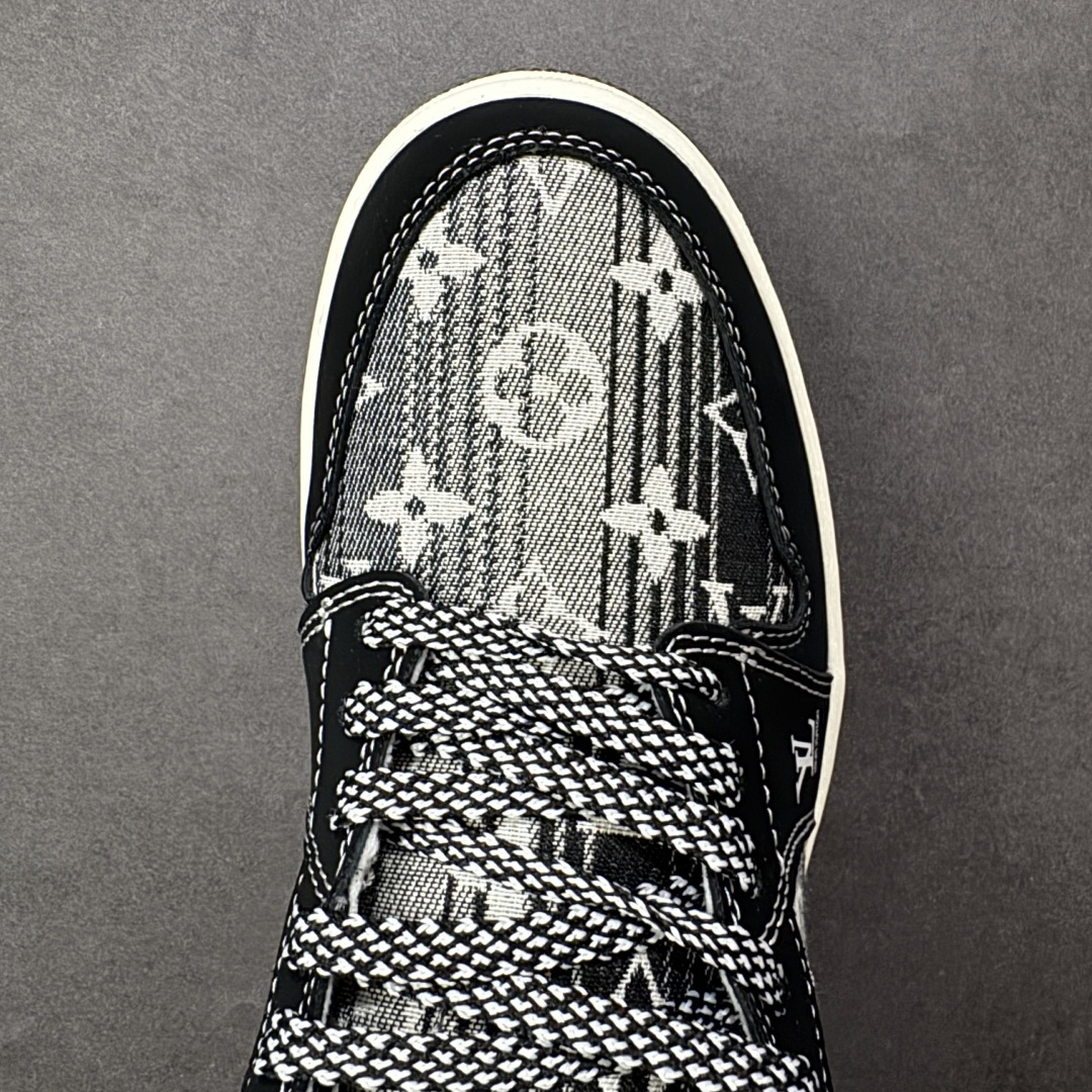 图片[8]-【定制版】Louis Vuitton x Air Jordan 1 Low 路易威登LV x AJ1 低帮 黑白牛仔 AJ1 乔丹1代 aj1 乔1 低邦 黑白牛仔 乔丹篮球鞋系列 鞋身整体以黑白牛仔为底搭配黑色框架覆盖层，鞋身两侧Swoosh Logo采用黑色牛仔点缀，鞋舌上Jumpman Logo辅以白色刺绣呈现，鞋头处LV字样白色妆点，后跟Wings Logo采用白色缝线呈现，后跟印有Louis Vuittonq字样，彰显联名身份；最后以米白色中底搭配黑色橡胶外底完善整体设计收尾。 货号：LR2025-009 尺码：36 36.5 37.5 38 38.5 39 40 40.5 41 42 42.5 43 44 44.5 45 编码：QFB310320-选品中心