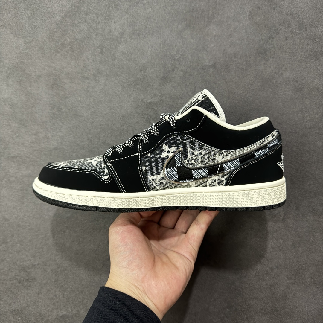 图片[2]-【定制版】Louis Vuitton x Air Jordan 1 Low 路易威登LV x AJ1 低帮 黑白牛仔 AJ1 乔丹1代 aj1 乔1 低邦 黑白牛仔 乔丹篮球鞋系列 鞋身整体以黑白牛仔为底搭配黑色框架覆盖层，鞋身两侧Swoosh Logo采用黑色牛仔点缀，鞋舌上Jumpman Logo辅以白色刺绣呈现，鞋头处LV字样白色妆点，后跟Wings Logo采用白色缝线呈现，后跟印有Louis Vuittonq字样，彰显联名身份；最后以米白色中底搭配黑色橡胶外底完善整体设计收尾。 货号：LR2025-009 尺码：36 36.5 37.5 38 38.5 39 40 40.5 41 42 42.5 43 44 44.5 45 编码：QFB310320-选品中心
