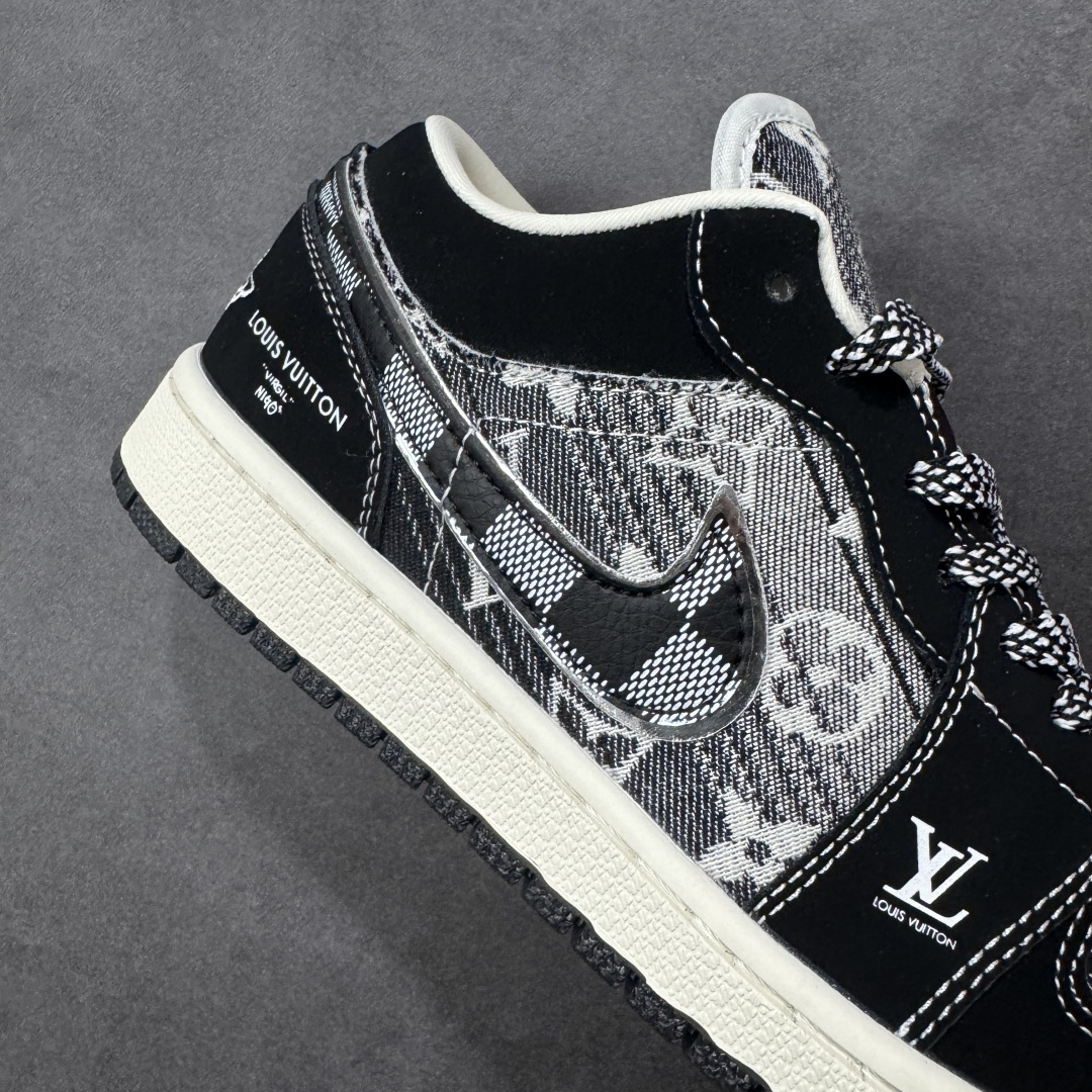 图片[6]-【定制版】Louis Vuitton x Air Jordan 1 Low 路易威登LV x AJ1 低帮 黑白牛仔 AJ1 乔丹1代 aj1 乔1 低邦 黑白牛仔 乔丹篮球鞋系列 鞋身整体以黑白牛仔为底搭配黑色框架覆盖层，鞋身两侧Swoosh Logo采用黑色牛仔点缀，鞋舌上Jumpman Logo辅以白色刺绣呈现，鞋头处LV字样白色妆点，后跟Wings Logo采用白色缝线呈现，后跟印有Louis Vuittonq字样，彰显联名身份；最后以米白色中底搭配黑色橡胶外底完善整体设计收尾。 货号：LR2025-009 尺码：36 36.5 37.5 38 38.5 39 40 40.5 41 42 42.5 43 44 44.5 45 编码：QFB310320-选品中心