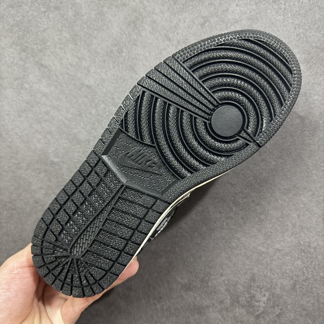 图片[9]-【定制版】Louis Vuitton x Air Jordan 1 Low 路易威登LV x AJ1 低帮 黑白牛仔 AJ1 乔丹1代 aj1 乔1 低邦 黑白牛仔 乔丹篮球鞋系列 鞋身整体以黑白牛仔为底搭配黑色框架覆盖层，鞋身两侧Swoosh Logo采用黑色牛仔点缀，鞋舌上Jumpman Logo辅以白色刺绣呈现，鞋头处LV字样白色妆点，后跟Wings Logo采用白色缝线呈现，后跟印有Louis Vuittonq字样，彰显联名身份；最后以米白色中底搭配黑色橡胶外底完善整体设计收尾。 货号：LR2025-009 尺码：36 36.5 37.5 38 38.5 39 40 40.5 41 42 42.5 43 44 44.5 45 编码：QFB310320-选品中心