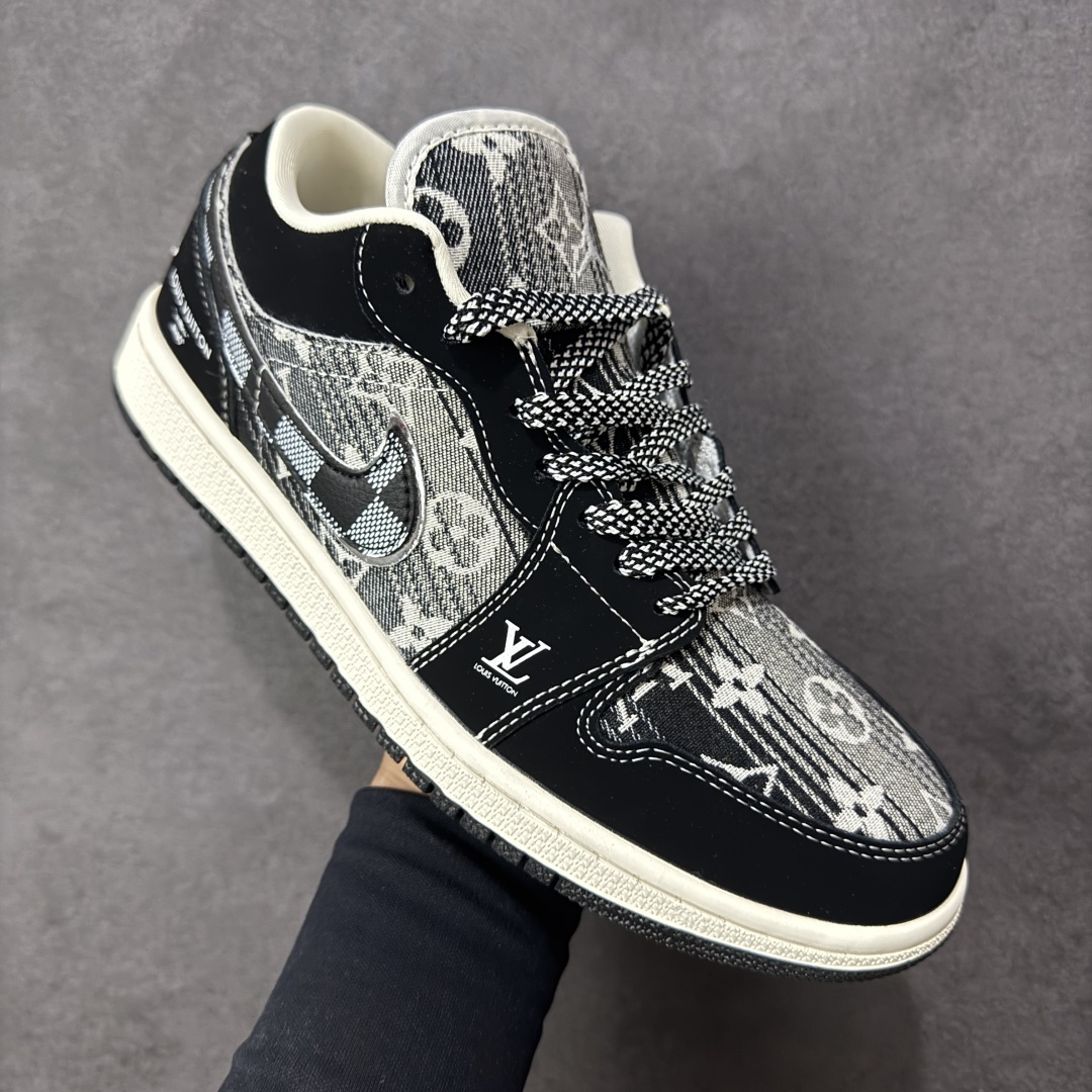 图片[3]-【定制版】Louis Vuitton x Air Jordan 1 Low 路易威登LV x AJ1 低帮 黑白牛仔 AJ1 乔丹1代 aj1 乔1 低邦 黑白牛仔 乔丹篮球鞋系列 鞋身整体以黑白牛仔为底搭配黑色框架覆盖层，鞋身两侧Swoosh Logo采用黑色牛仔点缀，鞋舌上Jumpman Logo辅以白色刺绣呈现，鞋头处LV字样白色妆点，后跟Wings Logo采用白色缝线呈现，后跟印有Louis Vuittonq字样，彰显联名身份；最后以米白色中底搭配黑色橡胶外底完善整体设计收尾。 货号：LR2025-009 尺码：36 36.5 37.5 38 38.5 39 40 40.5 41 42 42.5 43 44 44.5 45 编码：QFB310320-选品中心