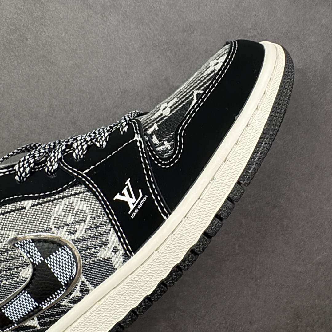 图片[5]-【定制版】Louis Vuitton x Air Jordan 1 Low 路易威登LV x AJ1 低帮 黑白牛仔 AJ1 乔丹1代 aj1 乔1 低邦 黑白牛仔 乔丹篮球鞋系列 鞋身整体以黑白牛仔为底搭配黑色框架覆盖层，鞋身两侧Swoosh Logo采用黑色牛仔点缀，鞋舌上Jumpman Logo辅以白色刺绣呈现，鞋头处LV字样白色妆点，后跟Wings Logo采用白色缝线呈现，后跟印有Louis Vuittonq字样，彰显联名身份；最后以米白色中底搭配黑色橡胶外底完善整体设计收尾。 货号：LR2025-009 尺码：36 36.5 37.5 38 38.5 39 40 40.5 41 42 42.5 43 44 44.5 45 编码：QFB310320-选品中心