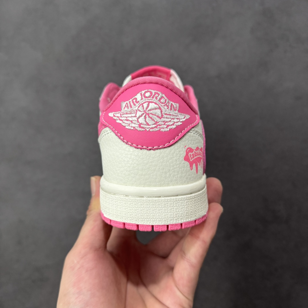 图片[4]-【定制版】Travis Scott x Fragment Design x Jordan Air Jordan 1 Low OG SP “白粉拉布布” 多方联名合作融合了Travi粉勾s Scott 独特的音乐风格，藤原浩个性的设计风格以及Jordan品牌的经典元素 使其成为一双具有独特身份和价值的鞋子 清新而立体的外观加上联名标识更突出了其独特身份 这种配色方案显示出活力和时尚感 在视觉上引人注目 鞋身的质感和细腻的细节处理使其显得高端而格调十足 这款“倒钩”联名是设计与创意完美结合 融合多方的个性风格是一款备受瞩目的潮流鞋款 低帮休闲板鞋 定制鞋盒 大厂纯原品质出货 超高清洁度 皮料切割干净无任何毛边 细节完美 货号：JW1188-162 尺码：36 36.5 37.5 38 38.5 39 40 40.5 41 42 42.5 43 44 44.5 45 编码：HXSB330340-选品中心