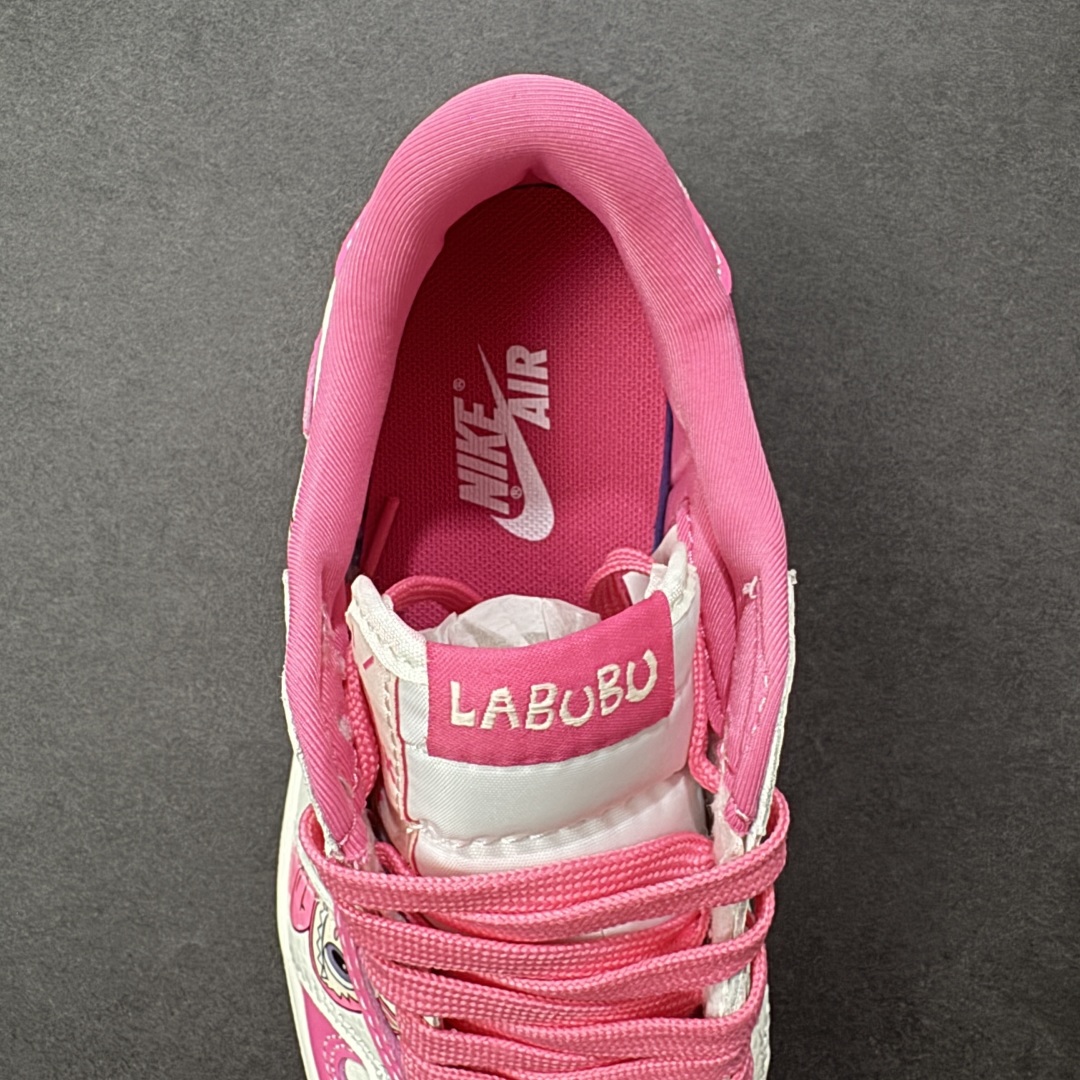 图片[7]-【定制版】Travis Scott x Fragment Design x Jordan Air Jordan 1 Low OG SP “白粉拉布布” 多方联名合作融合了Travi粉勾s Scott 独特的音乐风格，藤原浩个性的设计风格以及Jordan品牌的经典元素 使其成为一双具有独特身份和价值的鞋子 清新而立体的外观加上联名标识更突出了其独特身份 这种配色方案显示出活力和时尚感 在视觉上引人注目 鞋身的质感和细腻的细节处理使其显得高端而格调十足 这款“倒钩”联名是设计与创意完美结合 融合多方的个性风格是一款备受瞩目的潮流鞋款 低帮休闲板鞋 定制鞋盒 大厂纯原品质出货 超高清洁度 皮料切割干净无任何毛边 细节完美 货号：JW1188-162 尺码：36 36.5 37.5 38 38.5 39 40 40.5 41 42 42.5 43 44 44.5 45 编码：HXSB330340-选品中心