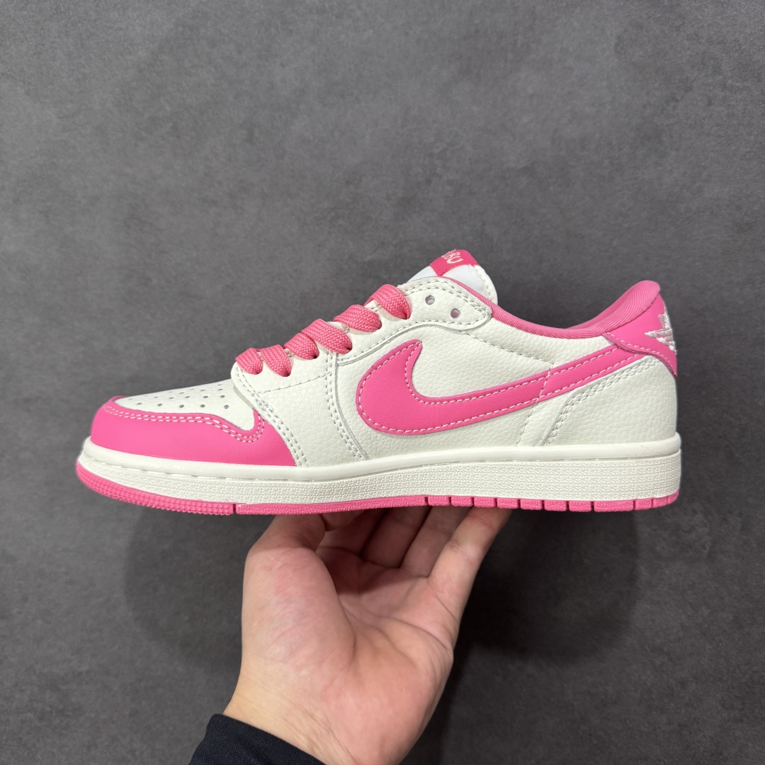 图片[2]-【定制版】Travis Scott x Fragment Design x Jordan Air Jordan 1 Low OG SP “白粉拉布布” 多方联名合作融合了Travi粉勾s Scott 独特的音乐风格，藤原浩个性的设计风格以及Jordan品牌的经典元素 使其成为一双具有独特身份和价值的鞋子 清新而立体的外观加上联名标识更突出了其独特身份 这种配色方案显示出活力和时尚感 在视觉上引人注目 鞋身的质感和细腻的细节处理使其显得高端而格调十足 这款“倒钩”联名是设计与创意完美结合 融合多方的个性风格是一款备受瞩目的潮流鞋款 低帮休闲板鞋 定制鞋盒 大厂纯原品质出货 超高清洁度 皮料切割干净无任何毛边 细节完美 货号：JW1188-162 尺码：36 36.5 37.5 38 38.5 39 40 40.5 41 42 42.5 43 44 44.5 45 编码：HXSB330340-选品中心
