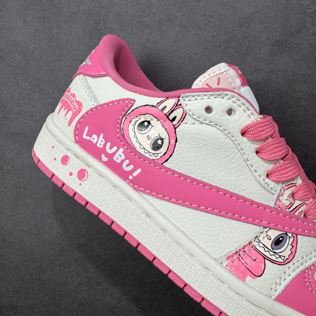 图片[6]-【定制版】Travis Scott x Fragment Design x Jordan Air Jordan 1 Low OG SP “白粉拉布布” 多方联名合作融合了Travi粉勾s Scott 独特的音乐风格，藤原浩个性的设计风格以及Jordan品牌的经典元素 使其成为一双具有独特身份和价值的鞋子 清新而立体的外观加上联名标识更突出了其独特身份 这种配色方案显示出活力和时尚感 在视觉上引人注目 鞋身的质感和细腻的细节处理使其显得高端而格调十足 这款“倒钩”联名是设计与创意完美结合 融合多方的个性风格是一款备受瞩目的潮流鞋款 低帮休闲板鞋 定制鞋盒 大厂纯原品质出货 超高清洁度 皮料切割干净无任何毛边 细节完美 货号：JW1188-162 尺码：36 36.5 37.5 38 38.5 39 40 40.5 41 42 42.5 43 44 44.5 45 编码：HXSB330340-选品中心