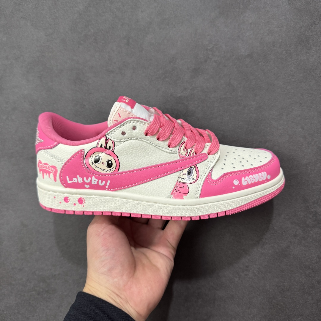 【定制版】Travis Scott x Fragment Design x Jordan Air Jordan 1 Low OG SP “白粉拉布布” 多方联名合作融合了Travi粉勾s Scott 独特的音乐风格,藤原浩个性的设计风格以及Jordan品牌的经典元素 使其成为一双具有独特身份和价值的鞋子 清新而立体的外观加上联名标识更突出了其独特身份 这种配色方案显示出活力和时尚感 在视觉上引人注目 鞋身的质感和细腻的细节处理使其显得高端而格调十足 这款“倒钩”联名是设计与创意完美结合 融合多方的个性风格是一款备受瞩目的潮流鞋款 低帮休闲板鞋 定制鞋盒 大厂纯原品质出货 超高清洁度 皮料切割干净无任何毛边 细节完美 货号:JW1188-162 尺码:36 36.5 37.5 38 38.5 39 40 40.5 41 42 42.5 43 44 44.5 45 编码:HXSB330340-选品中心