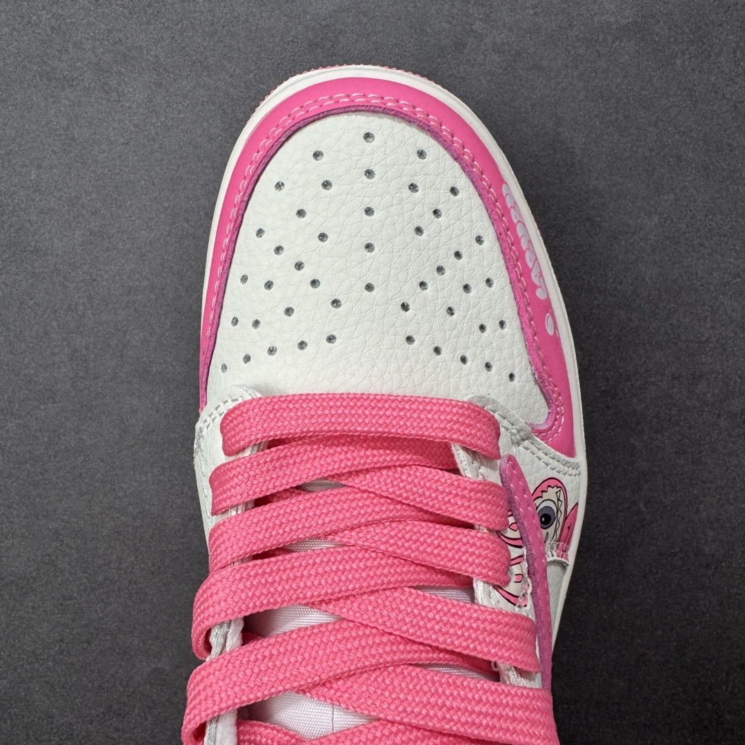 图片[8]-【定制版】Travis Scott x Fragment Design x Jordan Air Jordan 1 Low OG SP “白粉拉布布” 多方联名合作融合了Travi粉勾s Scott 独特的音乐风格，藤原浩个性的设计风格以及Jordan品牌的经典元素 使其成为一双具有独特身份和价值的鞋子 清新而立体的外观加上联名标识更突出了其独特身份 这种配色方案显示出活力和时尚感 在视觉上引人注目 鞋身的质感和细腻的细节处理使其显得高端而格调十足 这款“倒钩”联名是设计与创意完美结合 融合多方的个性风格是一款备受瞩目的潮流鞋款 低帮休闲板鞋 定制鞋盒 大厂纯原品质出货 超高清洁度 皮料切割干净无任何毛边 细节完美 货号：JW1188-162 尺码：36 36.5 37.5 38 38.5 39 40 40.5 41 42 42.5 43 44 44.5 45 编码：HXSB330340-选品中心