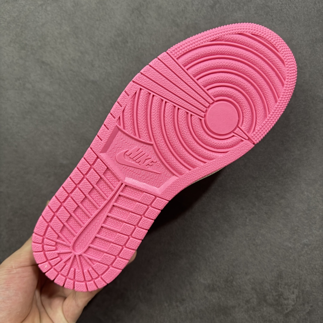 图片[9]-【定制版】Travis Scott x Fragment Design x Jordan Air Jordan 1 Low OG SP “白粉拉布布” 多方联名合作融合了Travi粉勾s Scott 独特的音乐风格，藤原浩个性的设计风格以及Jordan品牌的经典元素 使其成为一双具有独特身份和价值的鞋子 清新而立体的外观加上联名标识更突出了其独特身份 这种配色方案显示出活力和时尚感 在视觉上引人注目 鞋身的质感和细腻的细节处理使其显得高端而格调十足 这款“倒钩”联名是设计与创意完美结合 融合多方的个性风格是一款备受瞩目的潮流鞋款 低帮休闲板鞋 定制鞋盒 大厂纯原品质出货 超高清洁度 皮料切割干净无任何毛边 细节完美 货号：JW1188-162 尺码：36 36.5 37.5 38 38.5 39 40 40.5 41 42 42.5 43 44 44.5 45 编码：HXSB330340-选品中心