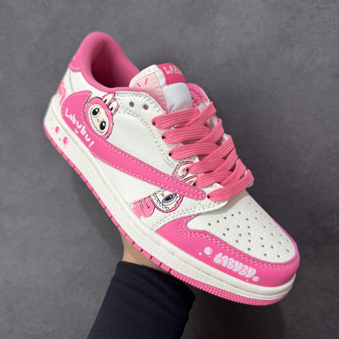 图片[3]-【定制版】Travis Scott x Fragment Design x Jordan Air Jordan 1 Low OG SP “白粉拉布布” 多方联名合作融合了Travi粉勾s Scott 独特的音乐风格，藤原浩个性的设计风格以及Jordan品牌的经典元素 使其成为一双具有独特身份和价值的鞋子 清新而立体的外观加上联名标识更突出了其独特身份 这种配色方案显示出活力和时尚感 在视觉上引人注目 鞋身的质感和细腻的细节处理使其显得高端而格调十足 这款“倒钩”联名是设计与创意完美结合 融合多方的个性风格是一款备受瞩目的潮流鞋款 低帮休闲板鞋 定制鞋盒 大厂纯原品质出货 超高清洁度 皮料切割干净无任何毛边 细节完美 货号：JW1188-162 尺码：36 36.5 37.5 38 38.5 39 40 40.5 41 42 42.5 43 44 44.5 45 编码：HXSB330340-选品中心