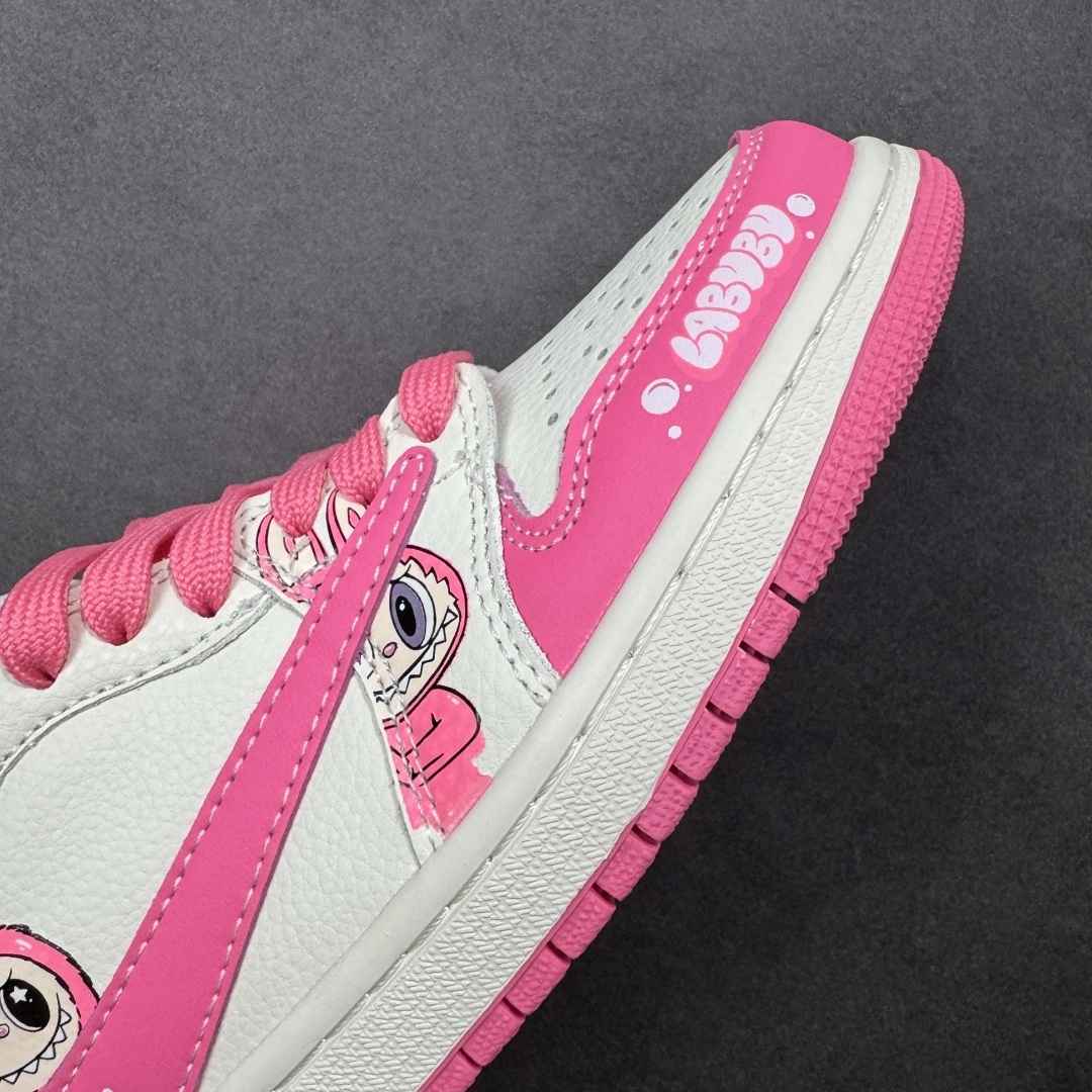 图片[5]-【定制版】Travis Scott x Fragment Design x Jordan Air Jordan 1 Low OG SP “白粉拉布布” 多方联名合作融合了Travi粉勾s Scott 独特的音乐风格，藤原浩个性的设计风格以及Jordan品牌的经典元素 使其成为一双具有独特身份和价值的鞋子 清新而立体的外观加上联名标识更突出了其独特身份 这种配色方案显示出活力和时尚感 在视觉上引人注目 鞋身的质感和细腻的细节处理使其显得高端而格调十足 这款“倒钩”联名是设计与创意完美结合 融合多方的个性风格是一款备受瞩目的潮流鞋款 低帮休闲板鞋 定制鞋盒 大厂纯原品质出货 超高清洁度 皮料切割干净无任何毛边 细节完美 货号：JW1188-162 尺码：36 36.5 37.5 38 38.5 39 40 40.5 41 42 42.5 43 44 44.5 45 编码：HXSB330340-选品中心