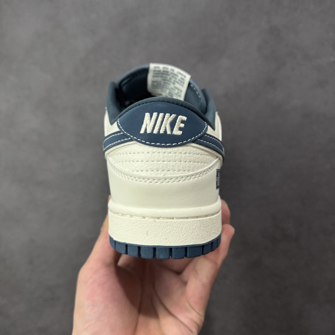 图片[4]-【定制版】The North Face x Travis Scott x Nike Dunk SB Low 北面 x 鬼脸 x 耐克 SB 低帮 三方联名 米白蓝 鞋身整体以米白色皮革打造，搭配米白色框架覆盖层，使鞋款十分百搭，鞋舌绣标上以The North Face字样呈现，鞋身两侧的Swoosh Logo采用蓝色3M反光点缀，后跟饰片使用蓝色制作，鞋舌是网眼布材料，增强了透气性，后跟Nike字样以白色刺绣妆点，鞋头处迷你Swoosh Logo以蓝色呈现，后跟印有The North Face及鬼脸Logo，彰显联名身份；最后以米白色中底搭配蓝色橡胶外底完善整体设计收尾。 货号：SR2025-003 尺码：36 36.5 37.5 38 38.5 39 40 40.5 41 42 42.5 43 44 44.5 45 编码：HXSB330340-选品中心