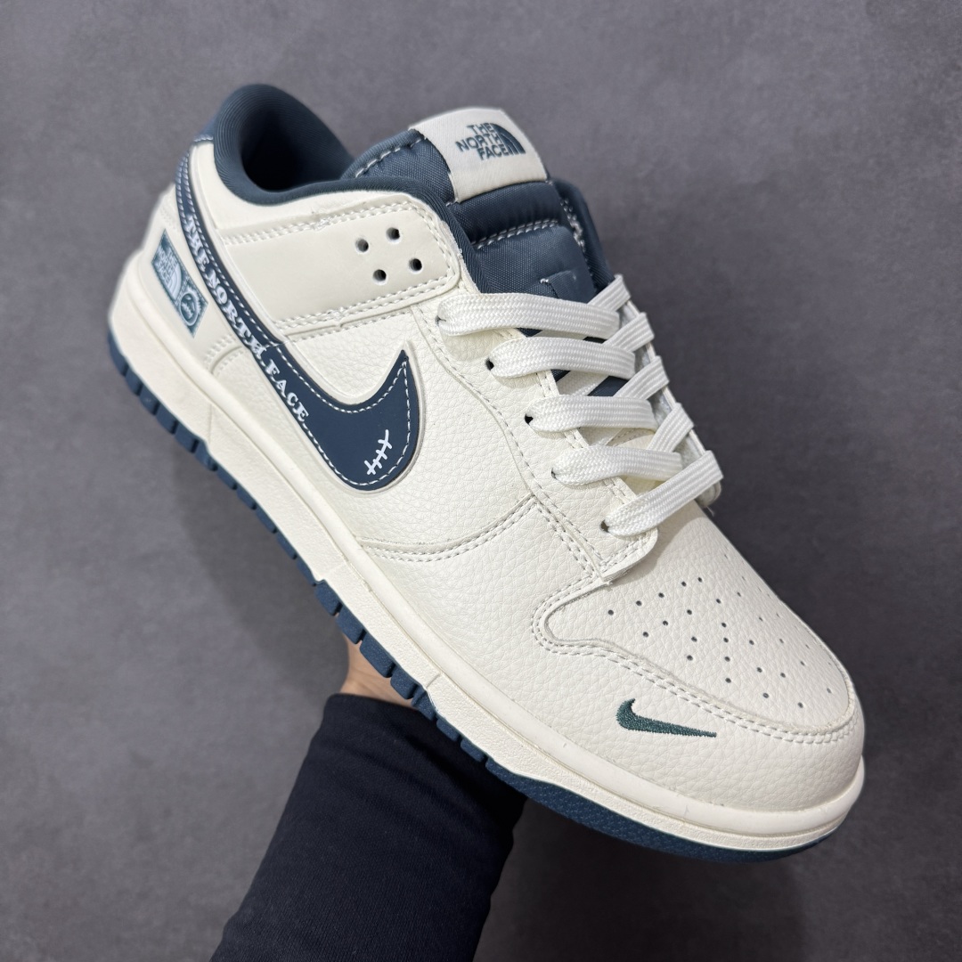 图片[3]-【定制版】The North Face x Travis Scott x Nike Dunk SB Low 北面 x 鬼脸 x 耐克 SB 低帮 三方联名 米白蓝 鞋身整体以米白色皮革打造，搭配米白色框架覆盖层，使鞋款十分百搭，鞋舌绣标上以The North Face字样呈现，鞋身两侧的Swoosh Logo采用蓝色3M反光点缀，后跟饰片使用蓝色制作，鞋舌是网眼布材料，增强了透气性，后跟Nike字样以白色刺绣妆点，鞋头处迷你Swoosh Logo以蓝色呈现，后跟印有The North Face及鬼脸Logo，彰显联名身份；最后以米白色中底搭配蓝色橡胶外底完善整体设计收尾。 货号：SR2025-003 尺码：36 36.5 37.5 38 38.5 39 40 40.5 41 42 42.5 43 44 44.5 45 编码：HXSB330340-选品中心