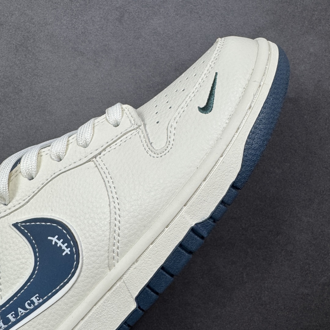 图片[5]-【定制版】The North Face x Travis Scott x Nike Dunk SB Low 北面 x 鬼脸 x 耐克 SB 低帮 三方联名 米白蓝 鞋身整体以米白色皮革打造，搭配米白色框架覆盖层，使鞋款十分百搭，鞋舌绣标上以The North Face字样呈现，鞋身两侧的Swoosh Logo采用蓝色3M反光点缀，后跟饰片使用蓝色制作，鞋舌是网眼布材料，增强了透气性，后跟Nike字样以白色刺绣妆点，鞋头处迷你Swoosh Logo以蓝色呈现，后跟印有The North Face及鬼脸Logo，彰显联名身份；最后以米白色中底搭配蓝色橡胶外底完善整体设计收尾。 货号：SR2025-003 尺码：36 36.5 37.5 38 38.5 39 40 40.5 41 42 42.5 43 44 44.5 45 编码：HXSB330340-选品中心