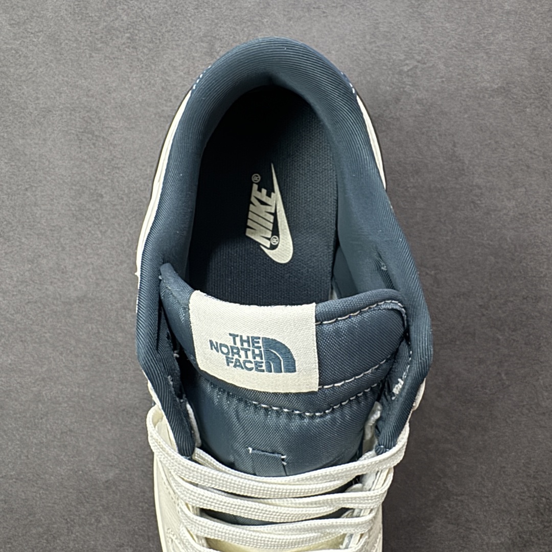 图片[7]-【定制版】The North Face x Travis Scott x Nike Dunk SB Low 北面 x 鬼脸 x 耐克 SB 低帮 三方联名 米白蓝 鞋身整体以米白色皮革打造，搭配米白色框架覆盖层，使鞋款十分百搭，鞋舌绣标上以The North Face字样呈现，鞋身两侧的Swoosh Logo采用蓝色3M反光点缀，后跟饰片使用蓝色制作，鞋舌是网眼布材料，增强了透气性，后跟Nike字样以白色刺绣妆点，鞋头处迷你Swoosh Logo以蓝色呈现，后跟印有The North Face及鬼脸Logo，彰显联名身份；最后以米白色中底搭配蓝色橡胶外底完善整体设计收尾。 货号：SR2025-003 尺码：36 36.5 37.5 38 38.5 39 40 40.5 41 42 42.5 43 44 44.5 45 编码：HXSB330340-选品中心