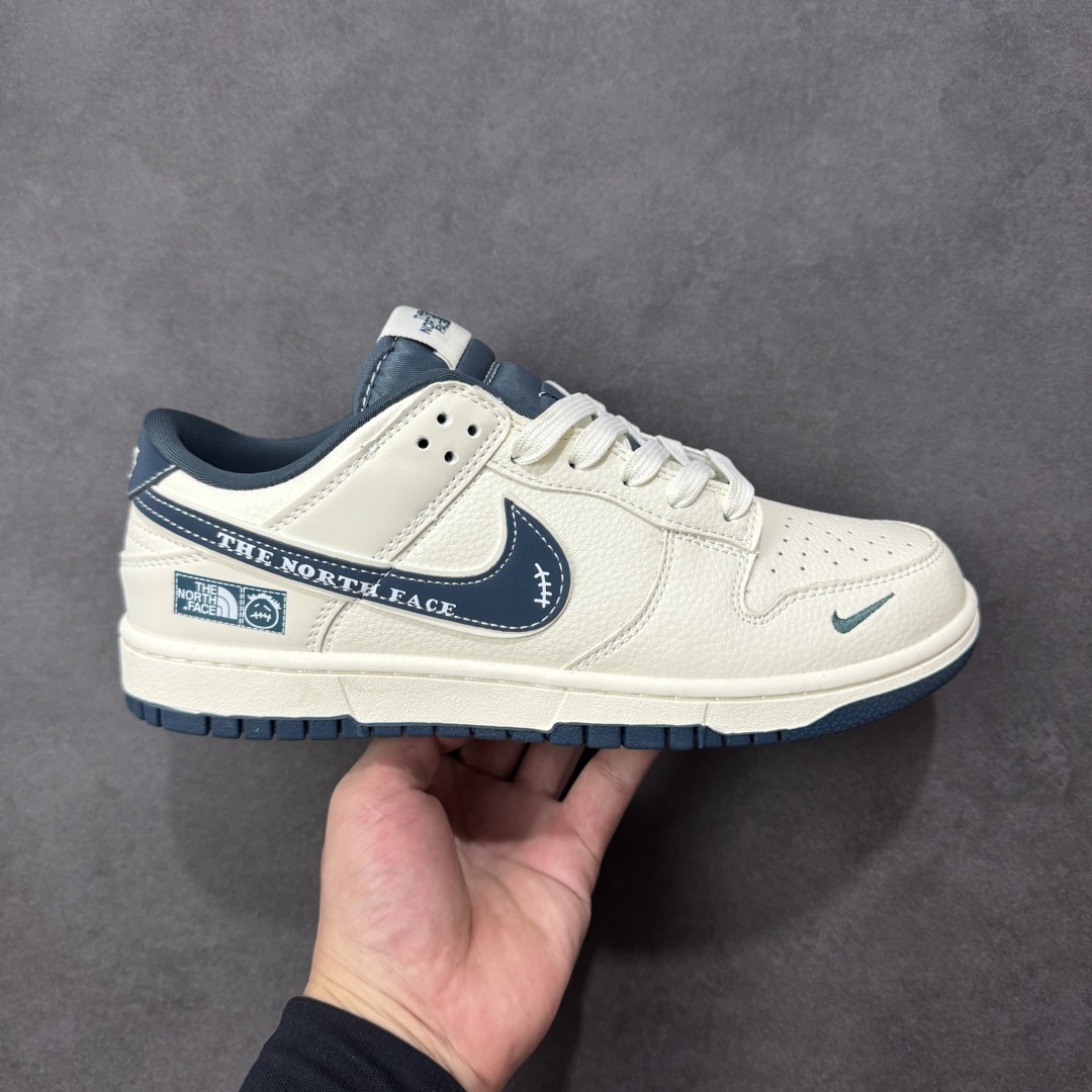 【定制版】The North Face x Travis Scott x Nike Dunk SB Low 北面 x 鬼脸 x 耐克 SB 低帮 三方联名 米白蓝 鞋身整体以米白色皮革打造,搭配米白色框架覆盖层,使鞋款十分百搭,鞋舌绣标上以The North Face字样呈现,鞋身两侧的Swoosh Logo采用蓝色3M反光点缀,后跟饰片使用蓝色制作,鞋舌是网眼布材料,增强了透气性,后跟Nike字样以白色刺绣妆点,鞋头处迷你Swoosh Logo以蓝色呈现,后跟印有The North Face及鬼脸Logo,彰显联名身份;最后以米白色中底搭配蓝色橡胶外底完善整体设计收尾。 货号:SR2025-003 尺码:36 36.5 37.5 38 38.5 39 40 40.5 41 42 42.5 43 44 44.5 45 编码:HXSB330340-选品中心